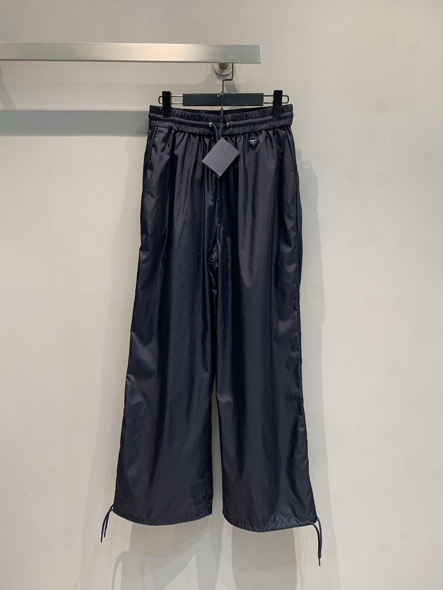 NO:433929,The new model is shipped. Original development. Prad*2025 spring and summer new fashionable and versatile lace-up elastic waist wide-leg pants. Classic recycled nylon fabric, matte texture comes with high-end filters, drawstring waist + trouser legs streamers, lazy and relaxed, small triangle mark low-key and luxurious wide-leg cut hides flesh and shows aura, sporty and fashionable - a short top is a cool street cover, and a suit becomes a slack feeling, and a pair of pants revitalize the entire wardrobe!  Want to make your outfit “look expensive and effortless”?  These magic pants are your 'slack-feeling cheating device'. Wear it directly crushes passers-by. SML, prada, business suit, alexander wang19860909新款出货啦 原版开发 Prad*2025春夏新款时髦百搭系带松紧腰阔腿裤.经典再生尼龙面料,哑光质感自带高级滤镜,抽绳腰头+裤脚飘带,慵懒松弛感拉满,小三角标低调炫奢阔腿剪裁藏肉又显气场,可运动、可时髦——搭短上衣是街头酷盖,配西装秒变松弛感大女主,一条裤子盘活整个衣柜！想让穿搭“看起来很贵又毫不费力”？这条神裤就是你的「松弛感作弊器」,穿上直接碾压路人甲.码数SML,,prada,business suit,alexander wang,Women's clothing