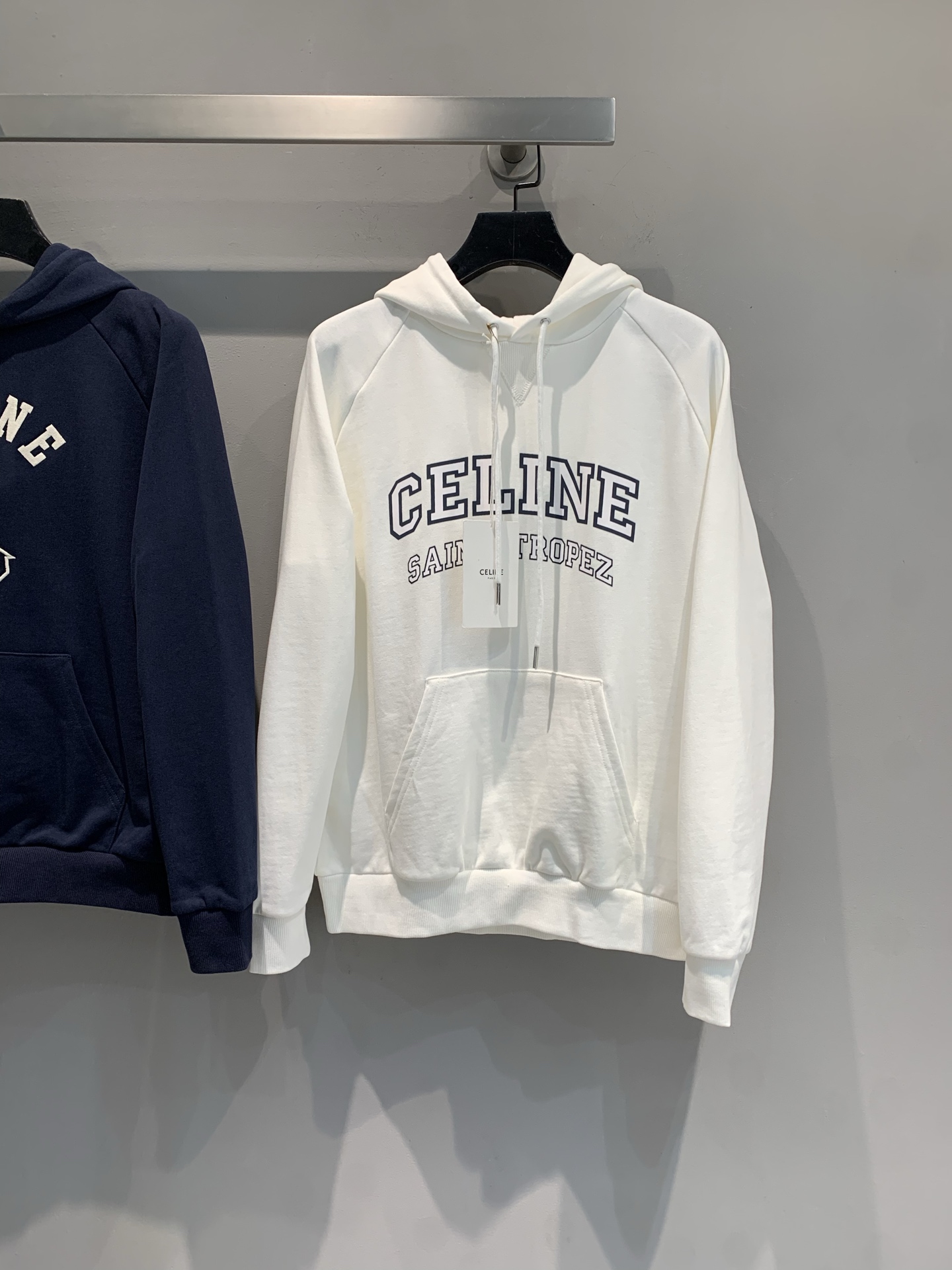 NO:431173,New style is shipped. Original development Celin*2025 early autumn new fashionable letter logo hooded sweatshirt. It uses 100% pure cotton fabric, skin-friendly and comfortable, and has good breathability. Classic color matching, simple and high-end iconic letters and pattern design, with its own fashion recognition~ Hood + large pocket, casual and practical wear, suitable for daily street outing and relaxed outfits, easy to grasp the CELINE style fashionable, wear it and be the most beautiful baby on the street, don't miss the fashionable essence. SML, celine, hoodie, sweatshirts, hats, alexander wang19860909新款出货啦 原版开发 Celin*2025早秋新款时髦字母logo连帽卫衣.采用百分百纯棉面料,亲肤舒适,透气性佳.经典配色,简约又高级 标志性字母与图案设计,自带时尚辨识度~ 连帽+大口袋,休闲实穿,日常出街、松弛感穿搭都适配,轻松拿捏CELINE式时髦,穿上就是街头最靓的崽,时髦精别错过.码数SML,,celine,hoodie,sweatshirts,hats,alexander wang,Women's clothing