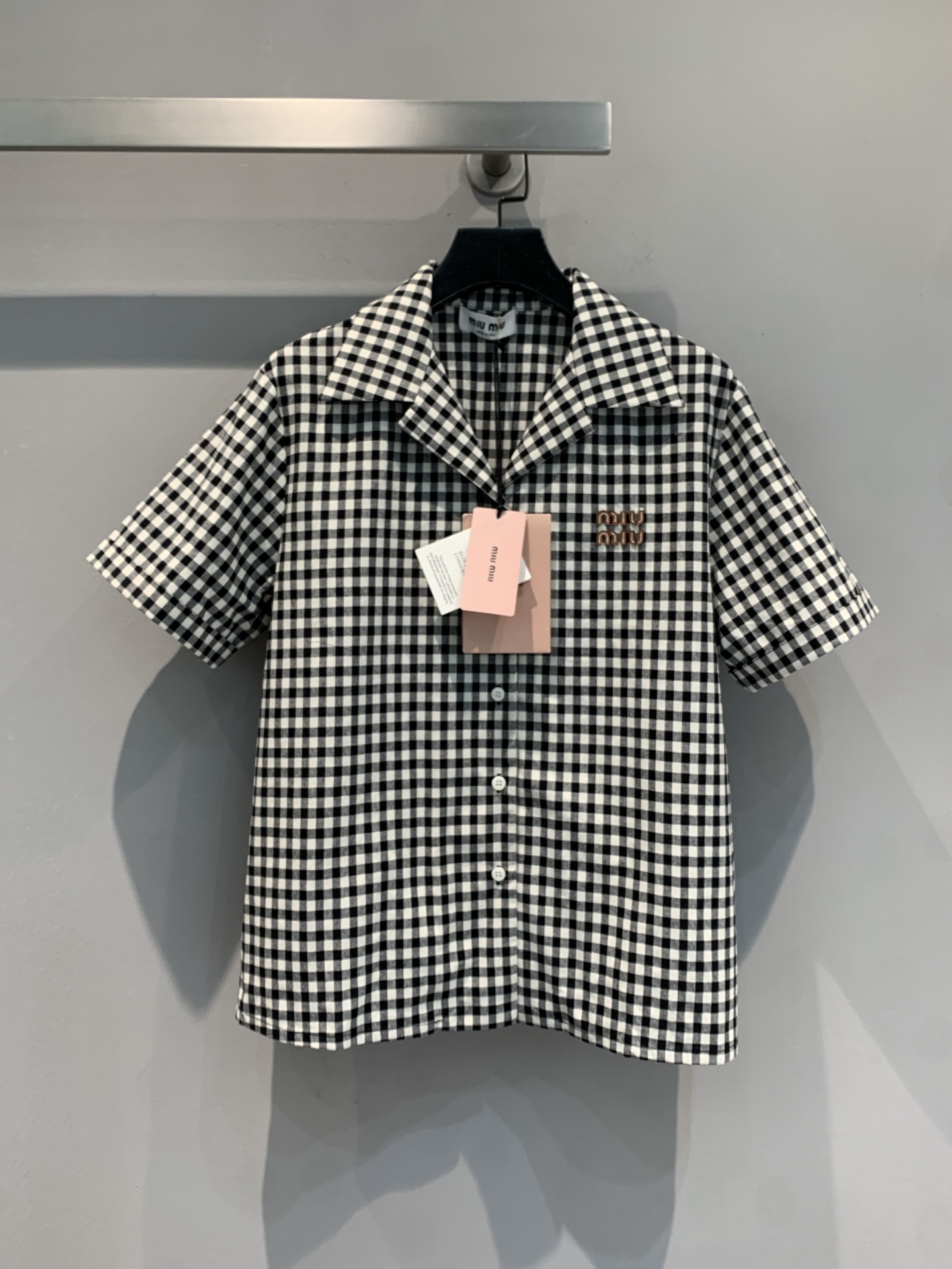 NO:431856,New model is shipped. Original development. Miumi*2025 spring and summer new retro letter embroidered plaid short-sleeved shirt. It uses 100% pure cotton fabric, skin-friendly and comfortable, and has a high-quality texture. Retro Cuban collar, black and white plaid comes with fashionable filters, exquisite letter embroidery embellishment, simple and high-end fabric. Comfortable and breathable, suitable for daily street travel and commuting. Easy to grasp the sweet, cool and relaxing feeling, fashionable essence must be included in the item. SML,,miumiu,shirts,T-shirt,alexander wang19860909新款出货啦 原版开发 Miumi*2025春夏新款复古字母刺绣格纹短袖衬衫.采用百分百纯棉面料,亲肤舒适,质感上乘.复古古巴领,黑白格纹自带时髦滤镜,精致字母刺绣点缀,简约又高级 面料舒适透气,日常出街、通勤都适配 轻松拿捏甜酷松弛感,时髦精必入单品.码数SML,,miumiu,shirts,T-shirt,alexander wang,Women's clothing