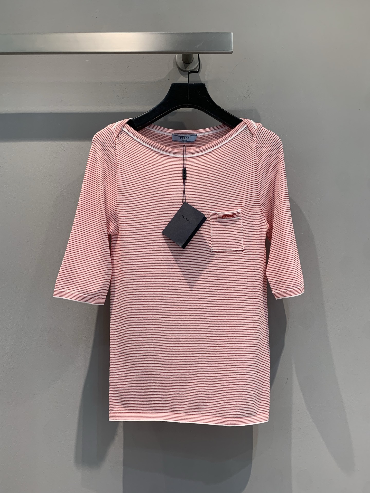 NO:431852,New model is shipped. Original development. Prad*2025 spring and summer new style, small and fresh contrasting colored edge boat collar striped knitted short sleeves. It uses customized original fabric, with delicate texture and a crisp style. Classic stripes, with a lazy and high-end feel, small pockets on the chest + low-key logo, hidden Prada's exquisite details knitted fabric is delicate and skin-friendly. The mid-sleeved design is suitable for multi-season outfits. Single wear is refreshing, layered, easy to grasp the slack and fashionable feeling, and is an evergreen style that will not make mistakes in the wardrobe. SML, prada, T-shirt, alexander wang19860909新款出货啦 原版开发 Prad*2025春夏新款小清新撞色边船领条纹针织短袖.采用定制原版面料,质感细腻,版型挺括.经典条纹,自带慵懒高级感,胸口小口袋+低调徽标,藏着Prada 的精致细节针织面料细腻亲肤,中袖设计适配多季穿搭,单穿清爽、叠穿有层次,轻松拿捏松弛时髦感,是衣柜里不会出错的常青款.码数SML,,prada,T-shirt,alexander wang,Women's clothing
