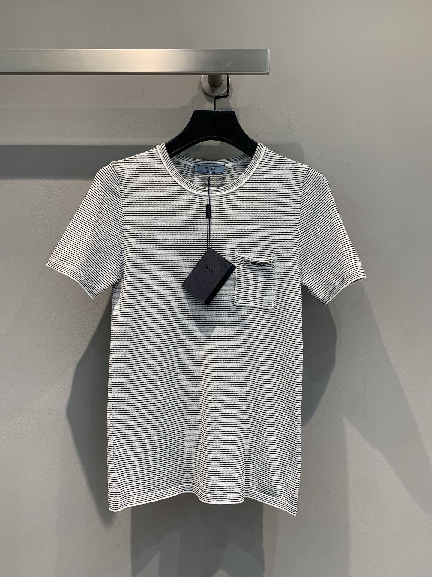 NO:431848,New model is shipped. Original development. Prad*2025 spring and summer new style is small and fresh contrasting edge striped knitted short sleeves. It uses customized original fabric, with delicate texture and a crisp style. Classic black and white stripes, with a lazy and high-end feel, small pockets on the chest + low-key logo, hiding Prada's exquisite details knitted fabric is delicate and skin-friendly. The mid-sleeved design is suitable for multi-season outfits. Single wear is refreshing, layered, easy to grasp the slack and fashionable feeling, and is an evergreen style that will not make mistakes in the wardrobe. SML, prada, T-shirt, alexander wang19860909新款出货啦 原版开发 Prad*2025春夏新款小清新撞色边条纹针织短袖.采用定制原版面料,质感细腻,版型挺括.经典黑白条纹,自带慵懒高级感,胸口小口袋+低调徽标,藏着Prada的精致细节针织面料细腻亲肤,中袖设计适配多季穿搭,单穿清爽、叠穿有层次,轻松拿捏松弛时髦感,是衣柜里不会出错的常青款.码数SML,,prada,T-shirt,alexander wang,Women's clothing