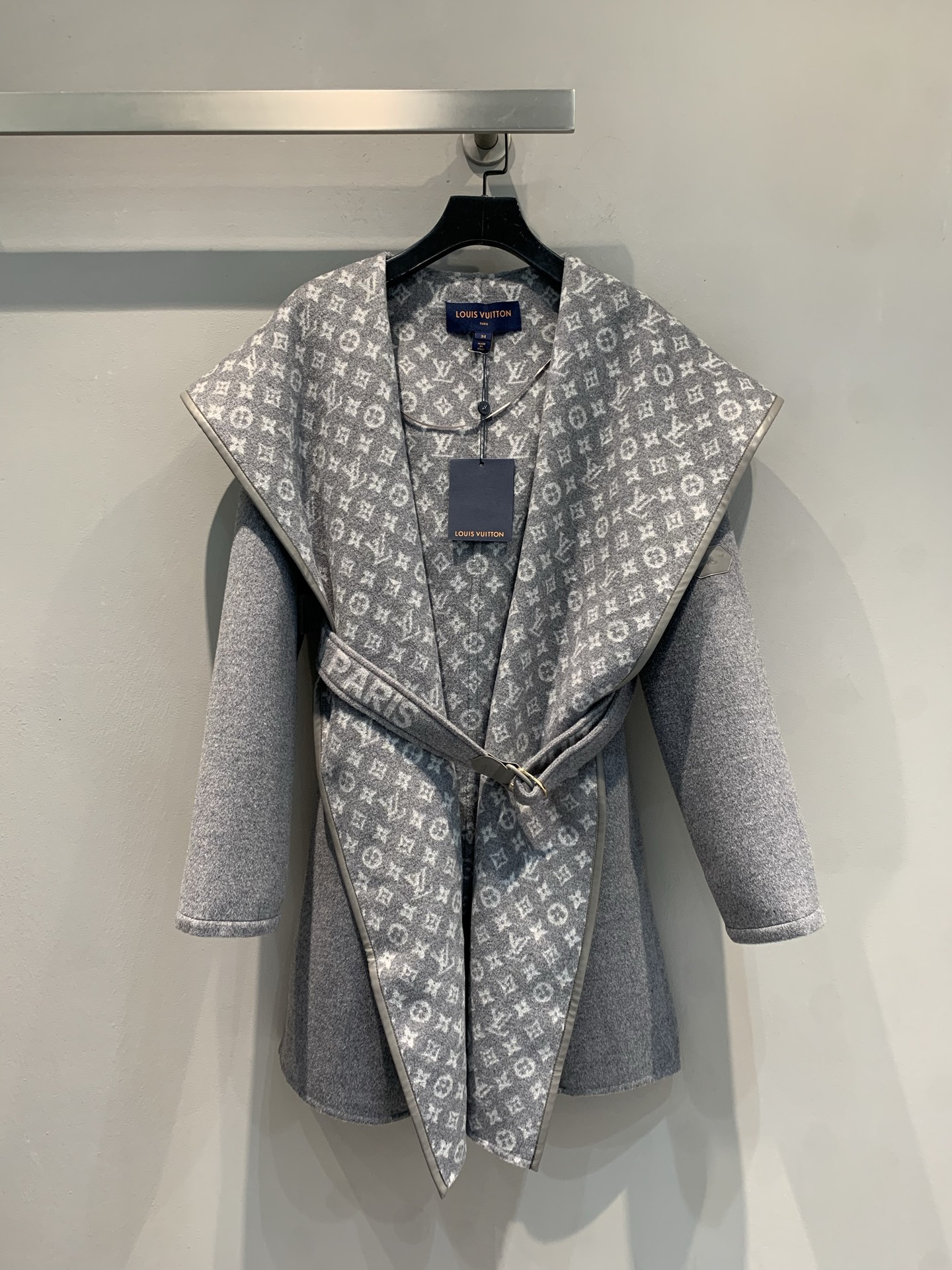 NO:684756,Equipped with a dust bag, the new model is shipped with a dust bag. L's new autumn and winter small flower wrap-style mid-length coat is made of woolen jacquard fabric imported from Australia. The fabric is soft and velvety!  Full body floral tailoring, imported goatskin binding!  The waist is equipped with a sheepskin belt and the invincible large lapels are born for aura, and the upper body becomes white and rich in seconds!  Delivered with same color belt. Gray code number 36 38 40,,louis vuitton,sheepskin,19860909配防尘袋新款出货啦配防尘袋 L家秋冬新款小花围裹式中长款大衣,澳洲进口羊毛呢提花面料,面料柔软绒感十足！满身对花剪裁,进口山羊皮包边！腰间配以羊皮腰带,无敌大翻领为气场而生,上身秒变白富美！配送同色腰带.灰色 码数36 38 40,,louis vuitton,sheepskin,,Women's clothing