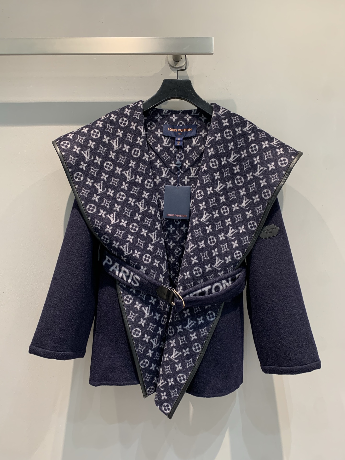 NO:684725,The new model is shipped with dust bag. L family's new autumn and winter small flower wrap-style short coat is made of wool jacquard fabric imported from Australia. The fabric is soft and velvety!  Full body floral tailoring, imported goatskin binding!  The waist is equipped with a sheepskin belt and the invincible large lapels are born for aura, and the upper body becomes white and rich in seconds!  Delivered with same color belt. Size 36 38 40,,louis vuitton,sheepskin,19860909配防尘袋新款出货啦 配防尘袋 L家秋冬新款小花围裹式短款大衣,澳洲进口羊毛呢提花面料,面料柔软绒感十足！满身对花剪裁,进口山羊皮包边！腰间配以羊皮腰带,无敌大翻领为气场而生,上身秒变白富美！配送同色腰带. 码数36 38 40,,louis vuitton,sheepskin,,Women's clothing