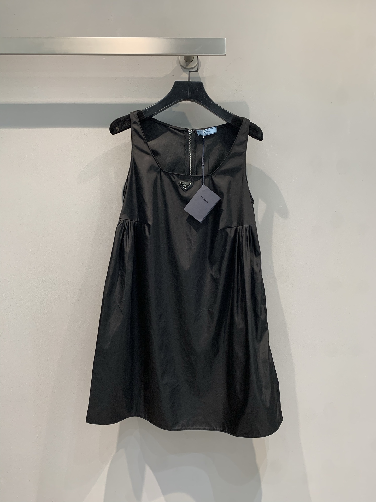 NO:432764,The new model is shipped. Original development. Prad*2025 spring and summer new minimalist style triangle zipper sleeveless dress. It uses recycled technology cotton-elastic fabric, with delicate texture and crisp style. The classic triangle logo comes with highlights. The minimalist design hides high-end feel, sleeveless + loose skirt, hides flesh and is casual, suitable for various figures~ Paired with the same series of jackets, instantly becomes fashionable; single wear with pairs of white shoes, full of slack feeling, wardrobe must have 'hard currency', easy to deal with daily & date & light social, unlock N styles with one click SML, prada, skirts, jackets & coats, alexander wang19860909新款出货啦 原版开发 Prad*2025春夏新款极简风三角标拉链无袖连衣裙.采用再生科技棉纶面料,质感细腻,版型挺括.经典三角标自带高光,极简设计藏着高级感,无袖 + 宽松裙摆,藏肉又随性,适配各种身形~搭配同系列外套,秒变时髦精；单穿配双小白鞋,松弛感拉满,衣橱必备“硬通货”,轻松应对日常&约会&轻社交,一键解锁N种风格码数SML,,prada,skirts,jackets & coats,alexander wang,Women's clothing