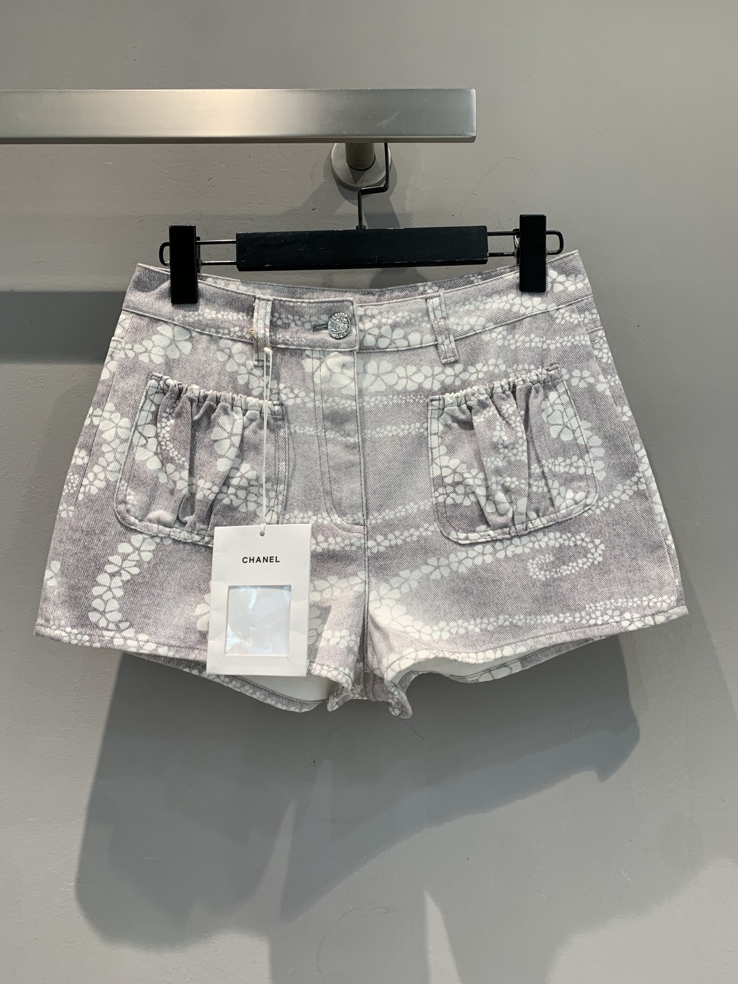 NO:432727,New model is shipped, original development C home 2025 spring and summer new French three-dimensional pocket printed denim shorts. Fresh purple and white print, with a South French holiday atmosphere, three-dimensional pocket design, playful and hiding tricks. High waist + short cut, one-click lengthening leg lines, with a small fragrance top is classic, and it is superb to wear it~ Wear it from the street to the beach. Number of 36 38 40, chanel, shorts, alexander wang19860909新款出货啦 原版开发 C家2025春夏新款法式立体口袋印花牛仔短裤.清新紫白印花,自带南法假日氛围,立体口袋设计,俏皮又藏小心机.高腰+短款剪裁,一键拉长腿部线条,配小香风上衣是经典,搭简约白T也超绝~穿上它,从街头美到海边.码数36 38 40,,chanel,shorts,alexander wang,Women's clothing