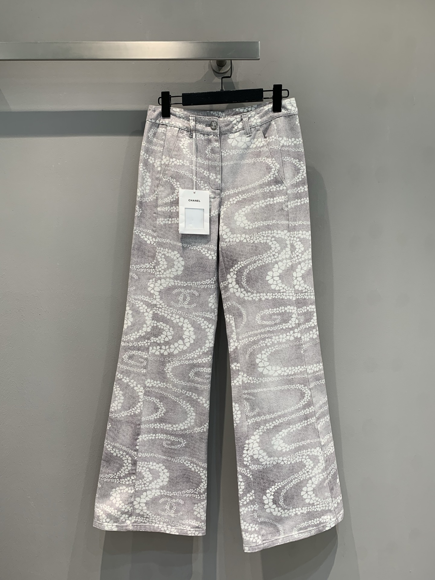 NO:432737,New model is shipped. Original development. C home 2025 spring and summer new French double C pattern jacquard denim wide-leg pants. High-end gray denim bottom + exquisite jacquard, artistic sense of walking. Slightly lit wide-leg tailoring, hiding flesh and showing the legs 2 meters long. The trouser body is dark-patterned, and the fragrance of grandma is elegant. A short top is exposed to the waist, so spicy that it is so hot; paired with a simple shirt, it is loose and expensive~ Whoever wears it is Chanel, the wardrobe is booked in C position. Number 36 38 40,,chanel,chanel,shirts,alexander wang19860909新款出货啦 原版开发 C家2025春夏新款法式双C图案提花牛仔阔腿裤.高级灰牛仔底+精致提花,行走的艺术感 微喇阔腿剪裁,藏肉又显腿长2米既视感 裤身暗纹双C,低调拿捏香奶奶式优雅 配短上衣露腰,辣到飞起；搭简约衬衫,松弛显贵~谁穿谁是人间香奈儿,衣柜C位预定.码数36 38 40,,chanel,chanel,shirts,alexander wang,Women's clothing