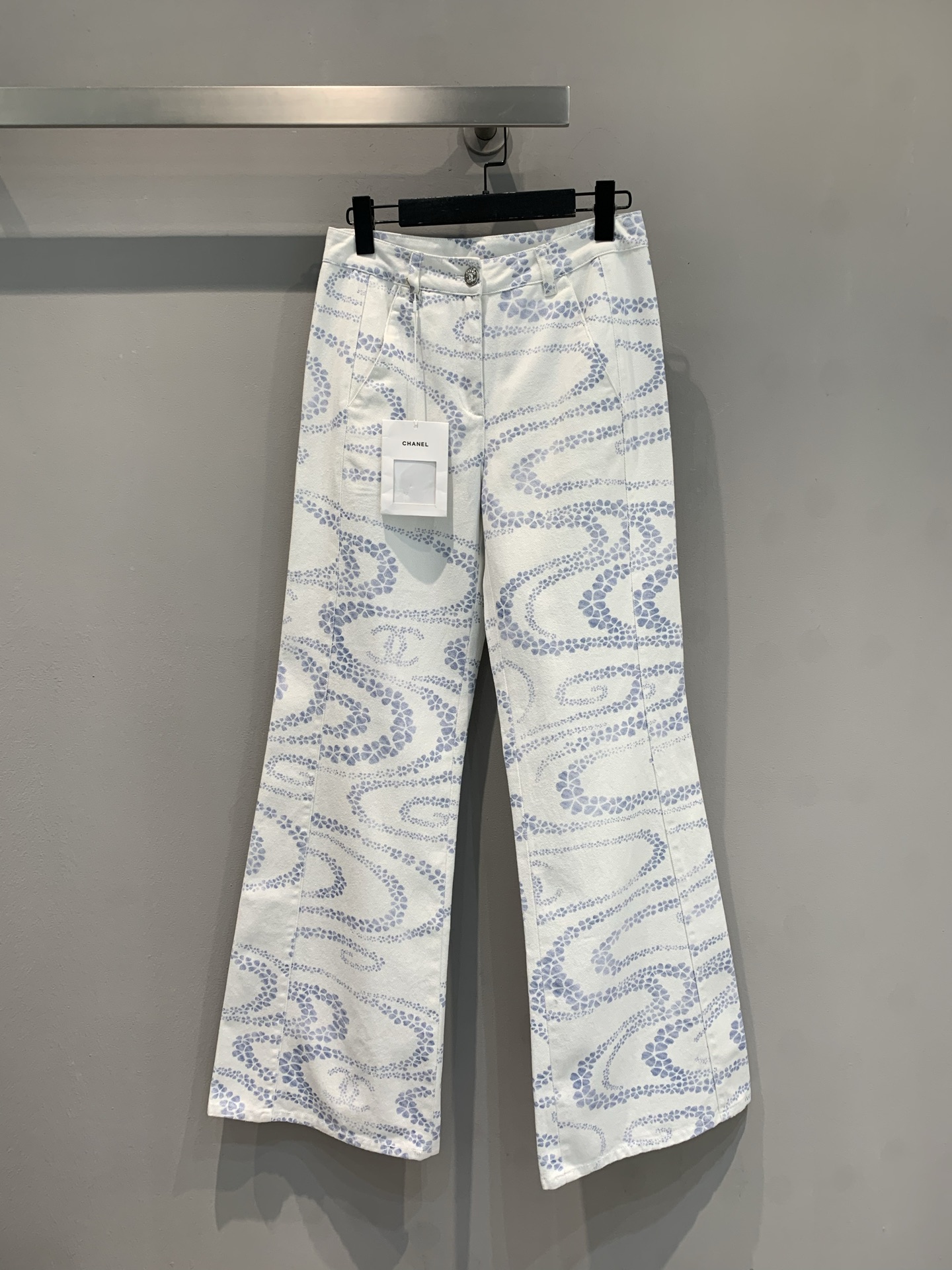 NO:432740,New model is shipped. Original development. C home 2025 spring and summer new French double C pattern jacquard denim wide-leg pants. Fresh blue and white denim bottom + exquisite jacquard, artistic sense of walking. Slightly lit wide-leg tailoring, hiding flesh and showing the legs 2 meters long. The trouser body is dark-patterned, and the fragrant grandma-style elegant. With a short top, it reveals the waist, so spicy that it is so hot; paired with a simple shirt, it is relaxed and expensive~ Whoever wears it is Chanel in the world, and the wardrobe is booked. Number of 36 38 40,,chanel,chanel,shirts,alexander wang19860909新款出货啦 原版开发 C家2025春夏新款法式双C图案提花牛仔阔腿裤.清新蓝白牛仔底+精致提花,行走的艺术感 微喇阔腿剪裁,藏肉又显腿长2米既视感 裤身暗纹双C,低调拿捏香奶奶式优雅 配短上衣露腰,辣到飞起；搭简约衬衫,松弛显贵~谁穿谁是人间香奈儿,衣柜C位预定.码数36 38 40,,chanel,chanel,shirts,alexander wang,Women's clothing