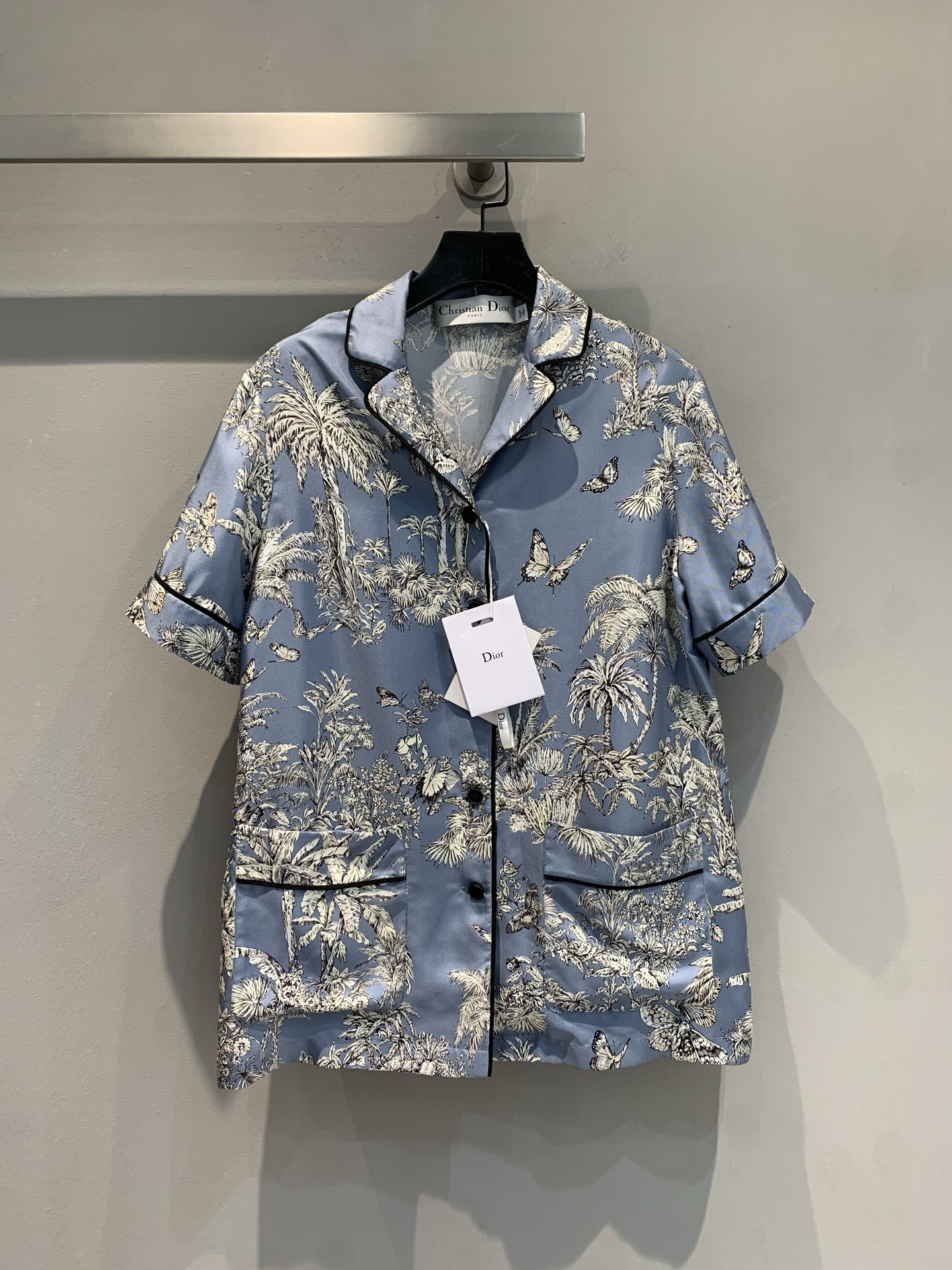 NO:438930,New style is shipped. Original real shot. CD summer new butterfly printed silk shirt is a perfect fusion of laziness and high-end. On the elegant blue bottom, palm trees and butterfly patterns are like wearing a tropical garden. The silk face is silky and expensive. The pajama collar design has a relaxed atmosphere. Wear it on the street or on vacation. It is easy to grasp the French fashion. Whoever wears it is the fashionable beauty of temperament and cheating~ Code 36 38 40,,shirts,real silk,alexander wang19860909新款出货啦 原版实拍 CD夏季新款蝴蝶印花真丝衬衫,是慵懒与高级感的完美融合 淡雅蓝色底上,棕榈树与蝴蝶图案 像把热带花园穿在身上,真丝面质感丝滑又显贵,睡衣领设计自带松弛氛围,日常出街或度假穿,轻松拿捏法式时髦,谁穿谁是气质开挂的时髦精～码数36 38 40,,shirts,real silk,alexander wang,Women's clothing