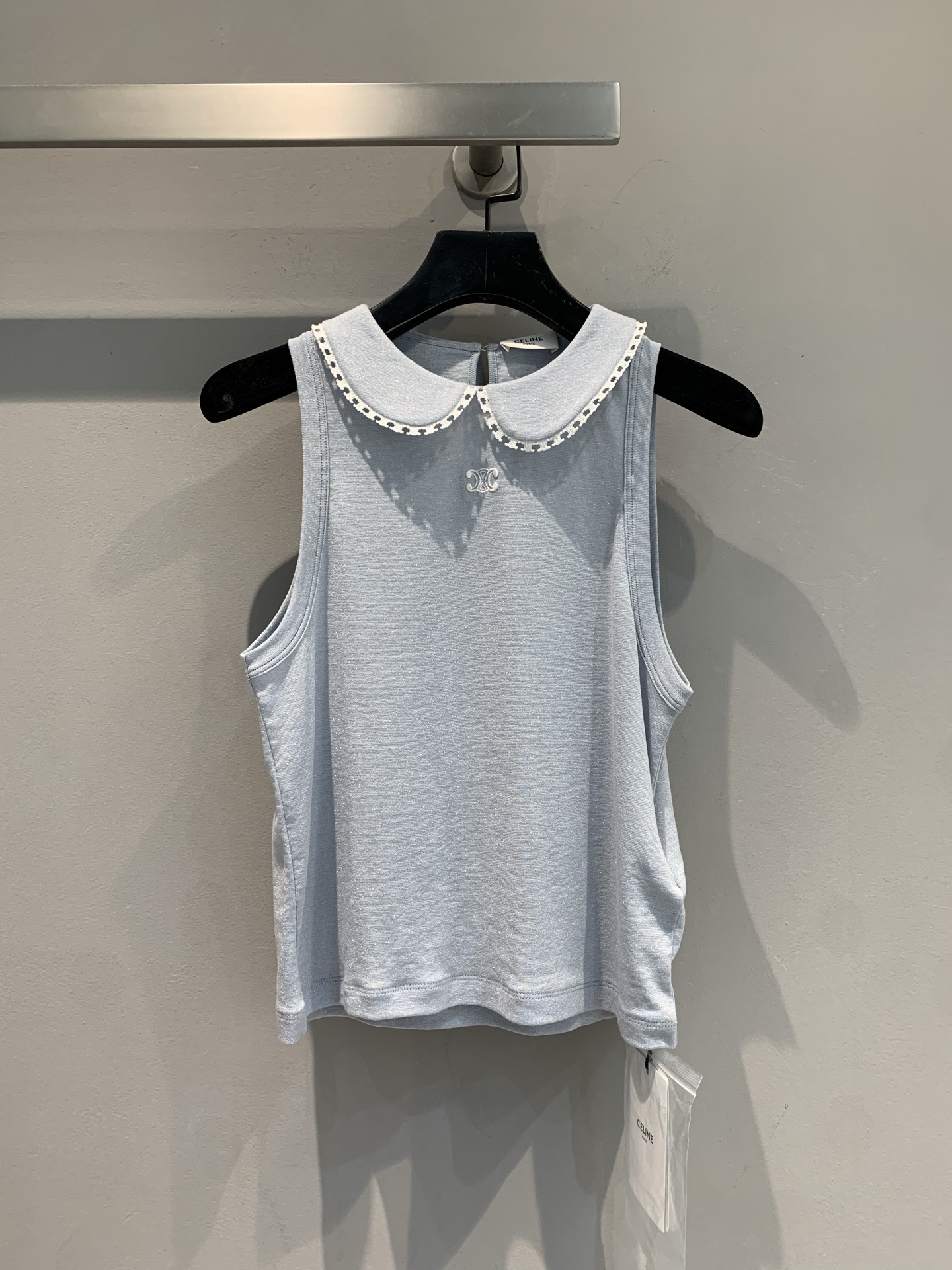 NO:445653,New style is shipped. Original real shot. Celin*2025 summer new Arc de Triomphe lace collar sleeveless top. The milky light blue, paired with exquisite pearl collar + small logo, pure and high-end, the whole gentle sleeveless design is super suitable for summer. It is great for high-waisted pants/skirts. Want to easily grasp the slack outfit?  This piece of closed eyes and unlocks gentle filter with one click~code SML, celine, skirts, alexander wang19860909新款出货啦 原版实拍 Celin*2025夏季新款凯旋门花边领无袖上衣. 奶呼呼的浅蓝,配上精致珍珠领边+小Logo,纯欲又高级,一整个温柔到心巴上无袖设计超适合夏天,搭高腰裤/半裙都绝,想轻松拿捏松弛感穿搭？这件闭眼入,一键解锁温柔滤镜～码数SML,,celine,skirts,alexander wang,Women's clothing