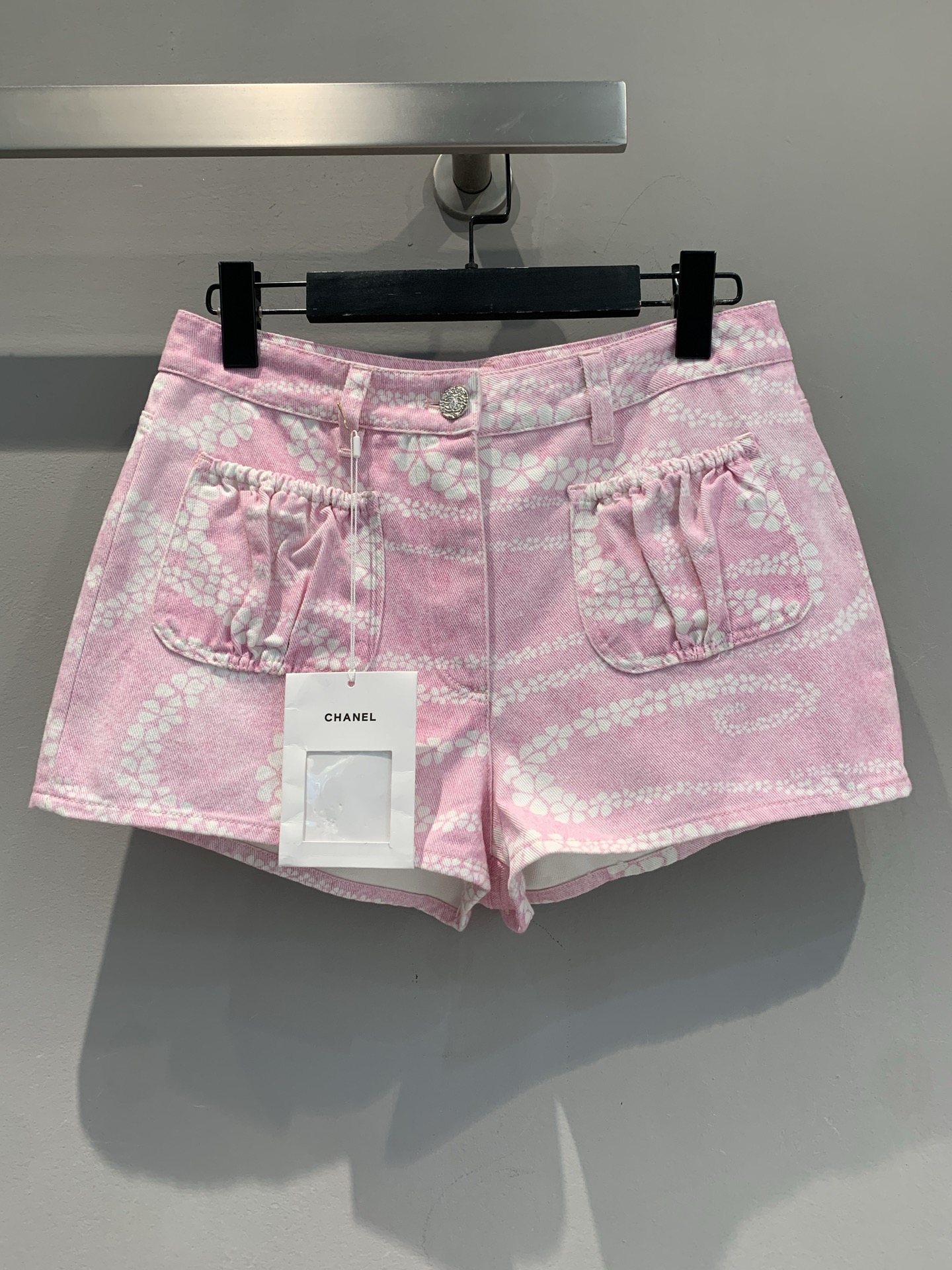 NO:432711,New model is shipped. Original development. C home 2025 spring and summer new French three-dimensional pocket printed denim shorts. Fresh pink and white print, with a South French holiday atmosphere, three-dimensional pocket design, playful and hiding tricks. High waist + short cut, one-click lengthening leg lines, with a small fragrance top is classic, and it is also superb to wear it~ Wear it from the street to the beach. Number of 36 38 40, chanel, shorts, alexander wang19860909新款出货啦 原版开发 C家2025春夏新款法式立体口袋印花牛仔短裤.清新粉白印花,自带南法假日氛围,立体口袋设计,俏皮又藏小心机.高腰+短款剪裁,一键拉长腿部线条,配小香风上衣是经典,搭简约白T也超绝~穿上它,从街头美到海边.码数36 38 40,,chanel,shorts,alexander wang,Women's clothing