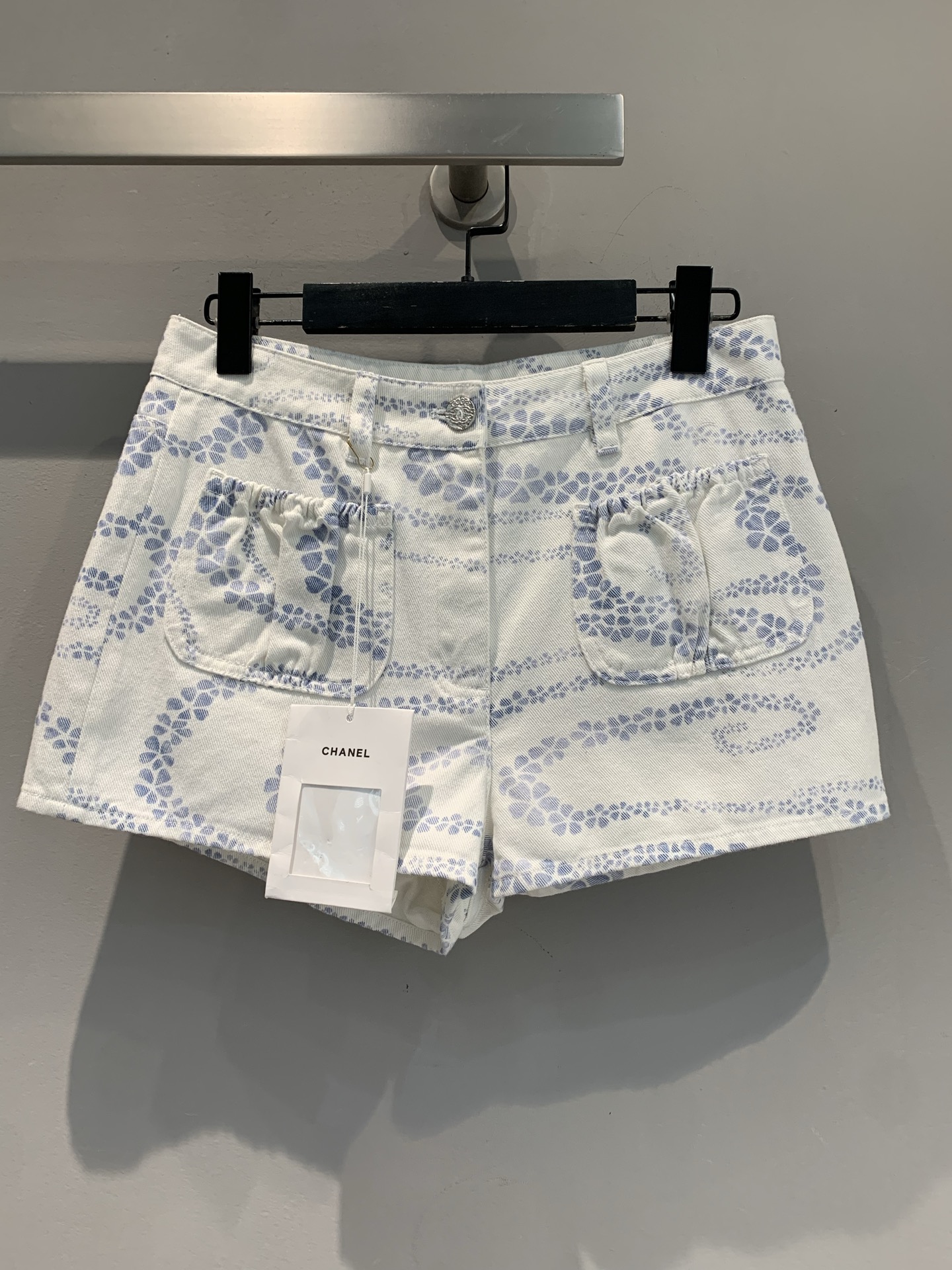 NO:432718,New model is shipped. Original development. C home 2025 spring and summer new French three-dimensional pocket printed denim shorts. Fresh blue and white print, with a South French holiday atmosphere, three-dimensional pocket design, playful and hiding tricks. High waist + short cut, one-click lengthening leg lines, with a small fragrance top is classic, and it is superb to wear it. Wear it from the street to the beach. Number of 36 38 40, chanel, shorts, alexander wang19860909新款出货啦 原版开发 C家2025春夏新款法式立体口袋印花牛仔短裤.清新蓝白印花,自带南法假日氛围,立体口袋设计,俏皮又藏小心机.高腰+短款剪裁,一键拉长腿部线条,配小香风上衣是经典,搭简约白T也超绝~穿上它,从街头美到海边.码数36 38 40,,chanel,shorts,alexander wang,Women's clothing