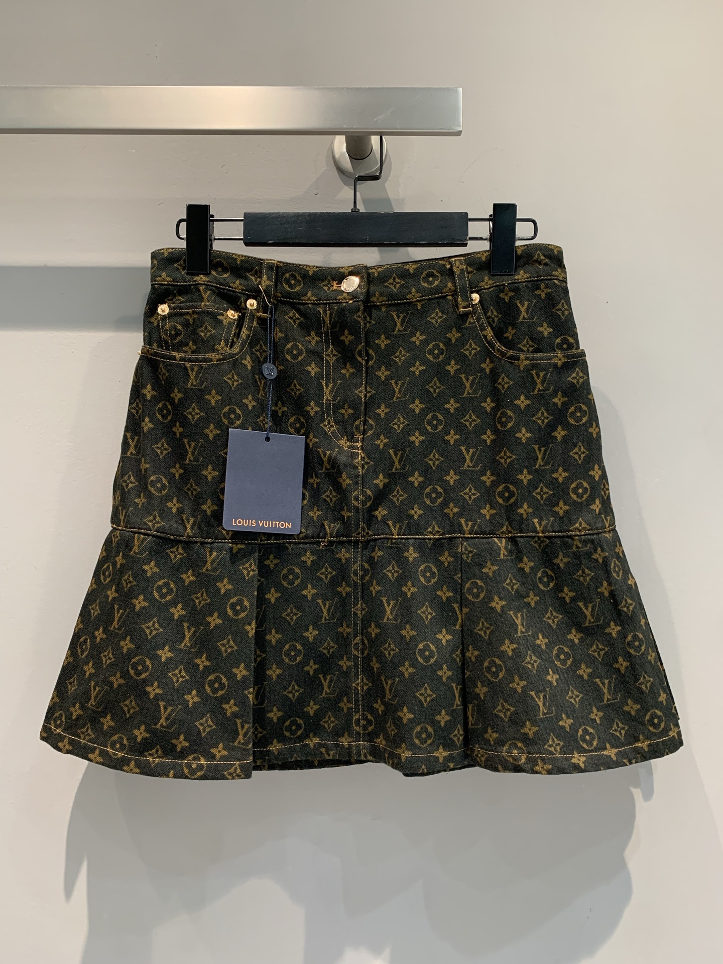 NO:435632,New style is shipped. Original development. L's new retro old-fashioned denim skirt in spring and summer. Classic old-fashioned print Monogram, with its own brand recognition, retro tone, and the turnover rate is very popular when walking on the street. The fashionable and elegant skirt is undoubtedly ~ The denim fabric is crisp and stylish, wear-resistant and retro-aging. The ruffled skirt adds a sweet and cool atmosphere, which can be salty or sweet to switch without pressure~ It is a simple white T-shaped, which is a slack and daily sense; it is a short suit that turns into a street saint sister in seconds; wear a pair of dad shoes/stiletto heels, and the style is casually controlled, and it is easy to adapt to various occasions. The wardrobe C-position reservation is whether it is a fashion investment to reward yourself or a surprise gift for LV pink sisters. This skirt can fully enhance the sense of high-end and practical wear, allowing you to stand firm in the trend. C  , quickly put it in your pocket, start a new way of dressing ~ SML, ,louis vuitton,louis vuitton,skirts,business suit,alexander wang19860909新款出货啦 原版开发 L家2025春夏新款复古老花丹宁牛仔半裙.经典老花满印 Monogram ,自带品牌辨识度,复古腔调拉满,走在街上回头率爆棚,时髦精本命裙无疑~丹宁面料挺括有型,耐磨又有复古做旧感,荷叶边裙摆增添甜酷氛围,可盐可甜切换无压力~搭简约白 T ,是松弛日常感；配短款西装,秒变街头飒姐；踩双老爹鞋/细高跟,风格随意拿捏,轻松适配各种场合,衣柜 C 位预定不管是犒劳自己的时尚投资,还是给 LV 粉姐妹的惊喜礼物 这条半裙都能把高级感和实穿性拉满,让你在潮流里站稳 C 位,赶紧收入囊中,开启穿搭新玩法～码数SML,,louis vuitton,louis vuitton,skirts,business suit,alexander wang,Women's clothing