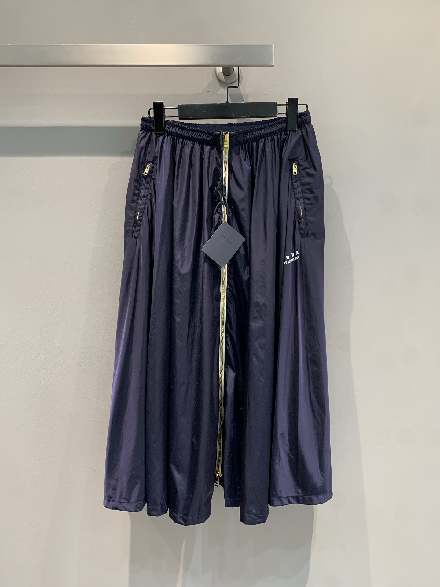 NO:432769,New model is shipped. Original development Prad*2025 early autumn new retro elastic waist pleated zipper skirt. It uses imported recycled cotton-elastic fabric, with delicate texture and crisp style. Classic triangle mark + neat zipper, high-end texture at a glance, draped silhouette, walking with style, and a relaxed atmosphere. The side pockets are ingenious, practical and design-oriented. The elastic waist is suitable for a variety of figures, and it is comfortable and unlimited. Wearing a simple short top on the street every day, it is capable and fashionable; with the same series of jackets, it is full of high-end feel, and it is easy to grasp the relaxed aesthetics. SML, prada, skirts, jackets & coats, alexander wang19860909新款出货啦 原版开发 Prad*2025早秋新款复古松紧腰百褶拉链半裙.采用进口再生棉纶面料,质感细腻,版型挺括.经典三角标 + 利落拉链,高阶质感一眼沦陷,垂坠廓形,走路带风,自带松弛氛围.侧袋暗藏巧思,实用又添设计感.松紧腰头,适配多元身形,舒适不设限,日常出街搭简约短上衣,干练时髦；配同系列外套,高级感拉满,轻松拿捏松弛美学.码数SML,,prada,skirts,jackets & coats,alexander wang,Women's clothing