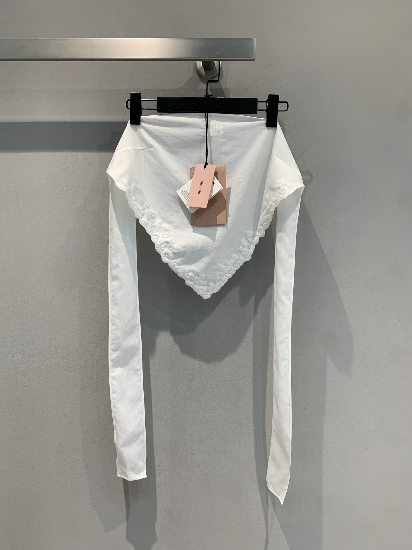 NO:433949,New model is shipped. Original development. Miumi*2025 summer new letter lace embroidered strap. It uses cotton and linen blended fabric, with delicate texture, light and breathable. Exquisite embroidery + pure white. When you put it on your body, you will directly weld the 'sexy sense of the lady' to the end. It is a sexy little wild cat. It is layered shirt/suit instantly becomes fashionable. The shoulder straps are draped randomly. The fit is full, and it is full of adaptability. It comes with a high-gloss filter for daily travel, dates and vacations... It is so beautiful that it is so beautiful!  Wearing French romance and high-quality texture, fashionableness is never hard to do, this wave of Miu-style aesthetics must be locked. SML, miumiu,shirts,business suit,alexander wang19860909新款出货啦 原版开发 Miumi*2025夏季新款字母蕾丝花边刺绣抹胸.采用棉麻混纺面料,质感细腻,轻盈透气.精致刺绣+纯净白,往身上一搭,直接把“大小姐氛围感”焊死单穿是性感小野猫,叠穿衬衫/西装秒变时髦精,肩带随意垂坠都藏着小心机~ 适配度拉满,日常出街、约会度假…穿它自带高光滤镜,美到开挂！ 把法式浪漫和高定质感穿身上,时髦从不费力,这波 Miu 式美学必须锁死.码数SML,,miumiu,shirts,business suit,alexander wang,Women's clothing