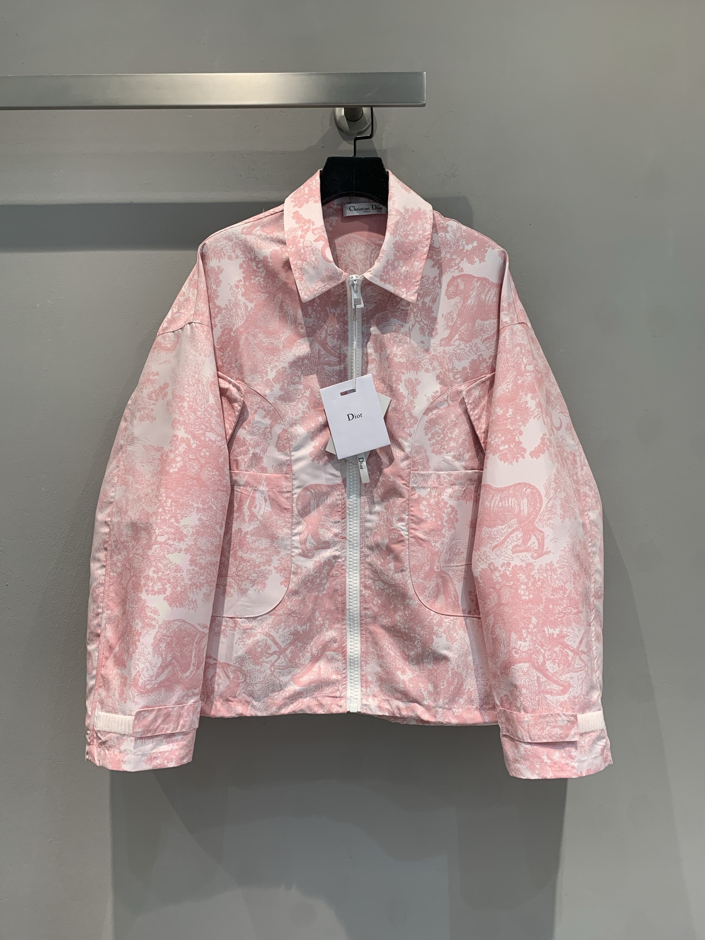 NO:432694,New model shipped? M450 Original development CD2025 early autumn new pink animal print jacket. Good to see the explosive animal series coming [turning circle] The whole piece is customized with positioning jacquard, high-precision jacquard, it took nearly a month to shiny fabric jacquard, and the texture is really nothing to say. I fell in love with this skin feeling just by touching it. I enjoyed it with my upper body. I was shy and loose style. It looks particularly slim. There is a pull rope on the hem that can be adjusted without restraint, not picking on the figure. It looks very good. S M L,,alexander wang19860909新款出货啦?M450 原版开发 CD2025早秋新款粉色动物印花冲锋衣.好看到爆的动物系列来了[转圈]整件都是定位提花定制 高精密提花 光面料提花就耗费了将近一个多月,质感真的没话说,光上手摸就已经爱上了这个肤感了,上身别提有多享受了/害羞落肩宽松版型 特别显瘦 下摆有拉绳可以调节 无束缚,不挑身材 非常好看.码数S M L,,alexander wang,Women's clothing