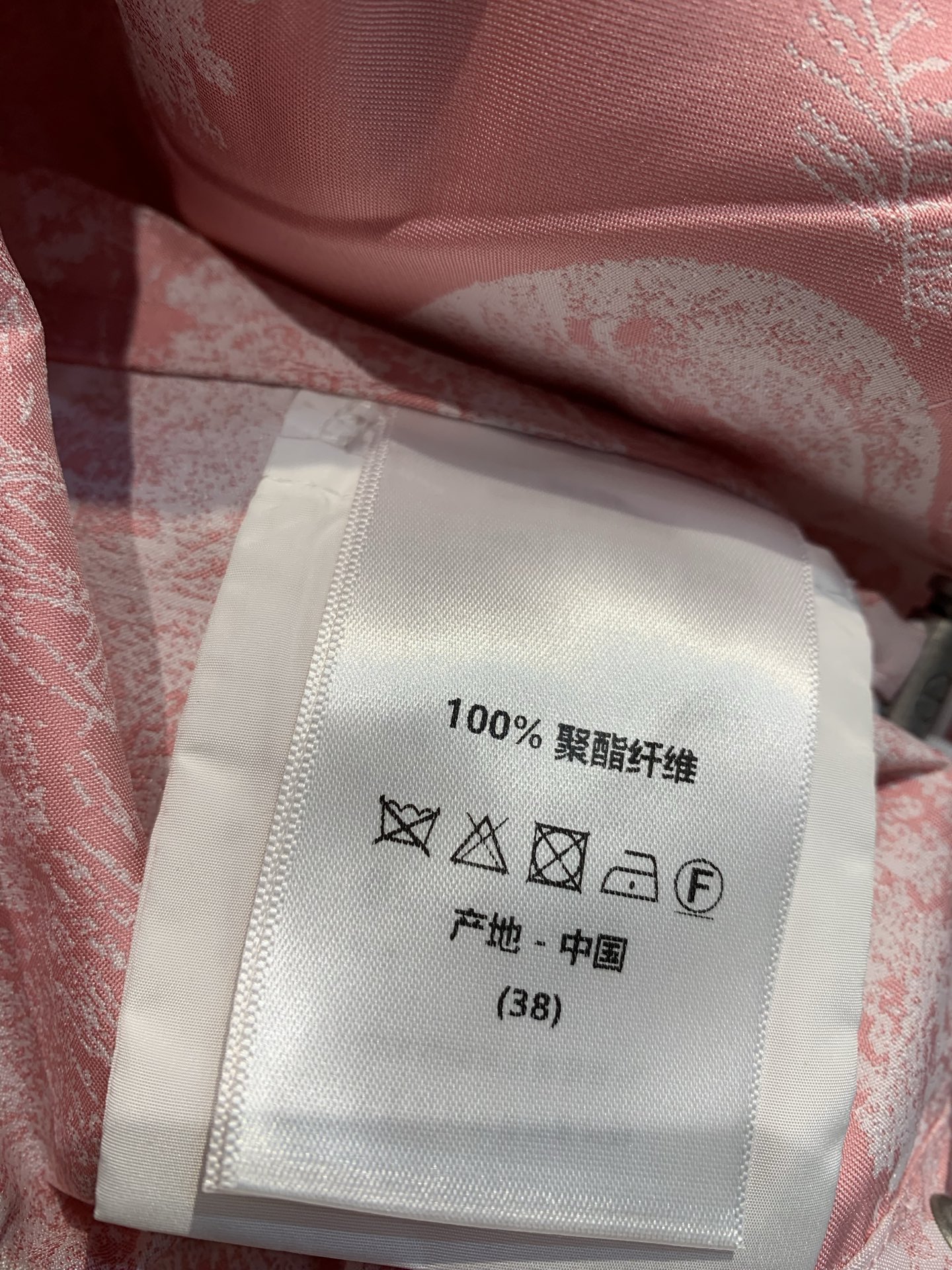 新款🔥出货啦 原版开发 CD2025早秋新款粉色动物印花冲锋衣。好看到爆的动物系列来了[转圈]   整件