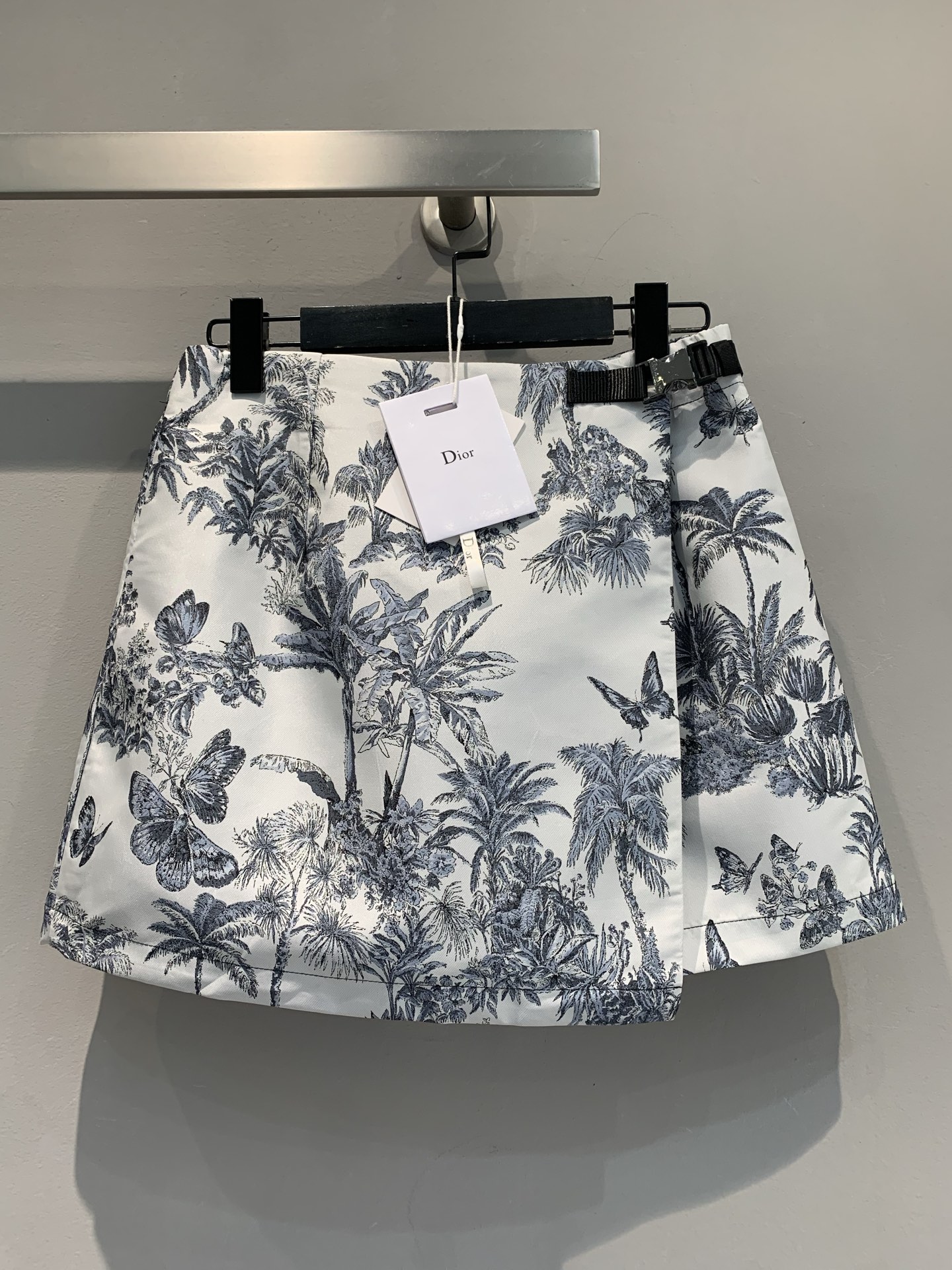 NO:433923,New model is shipped, original development CD2025 spring and summer new Ruyi floral butterfly printed waist button skirt pants. D-home limited skirt that was questioned!  The romance of the tropical jungle is printed on the fabric~ the classic Juyi print, the blue and white color combination comes with French filters, and palm leaves and butterflies surround it, like wearing Monet Garden on the body, functional belt design, mixing and matching to create a street fashion sense, A-line skirt shape hides flesh and makes your legs look longer, one-click adaptation for daily commuting and vacations, want to make your outfit have a 'high-end relaxation'?  This skirt is your 'atmosphere cheater'. Wear it in a fashion pictorial that is beautiful to walk. Number 36 38 40, dior, skirts, alexander wang19860909新款出货啦 原版开发 CD2025春夏新款茹伊花卉蝴蝶印花腰扣裙裤.被问爆的D家限定半裙！直接把热带丛林的浪漫,印在了面料上～经典茹伊印花,蓝白配色自带法式滤镜,棕榈叶与蝴蝶环绕,像把莫奈花园穿在身上机能风腰带设计,混搭出街头时髦感,A字裙型藏肉又显腿长,日常通勤、度假出游一键适配想让穿搭自带“高级松弛感”？这条半裙,就是你的「氛围感作弊器」,穿上直接美成行走的时尚画报.码数36 38 40,,dior,skirts,alexander wang,Women's clothing