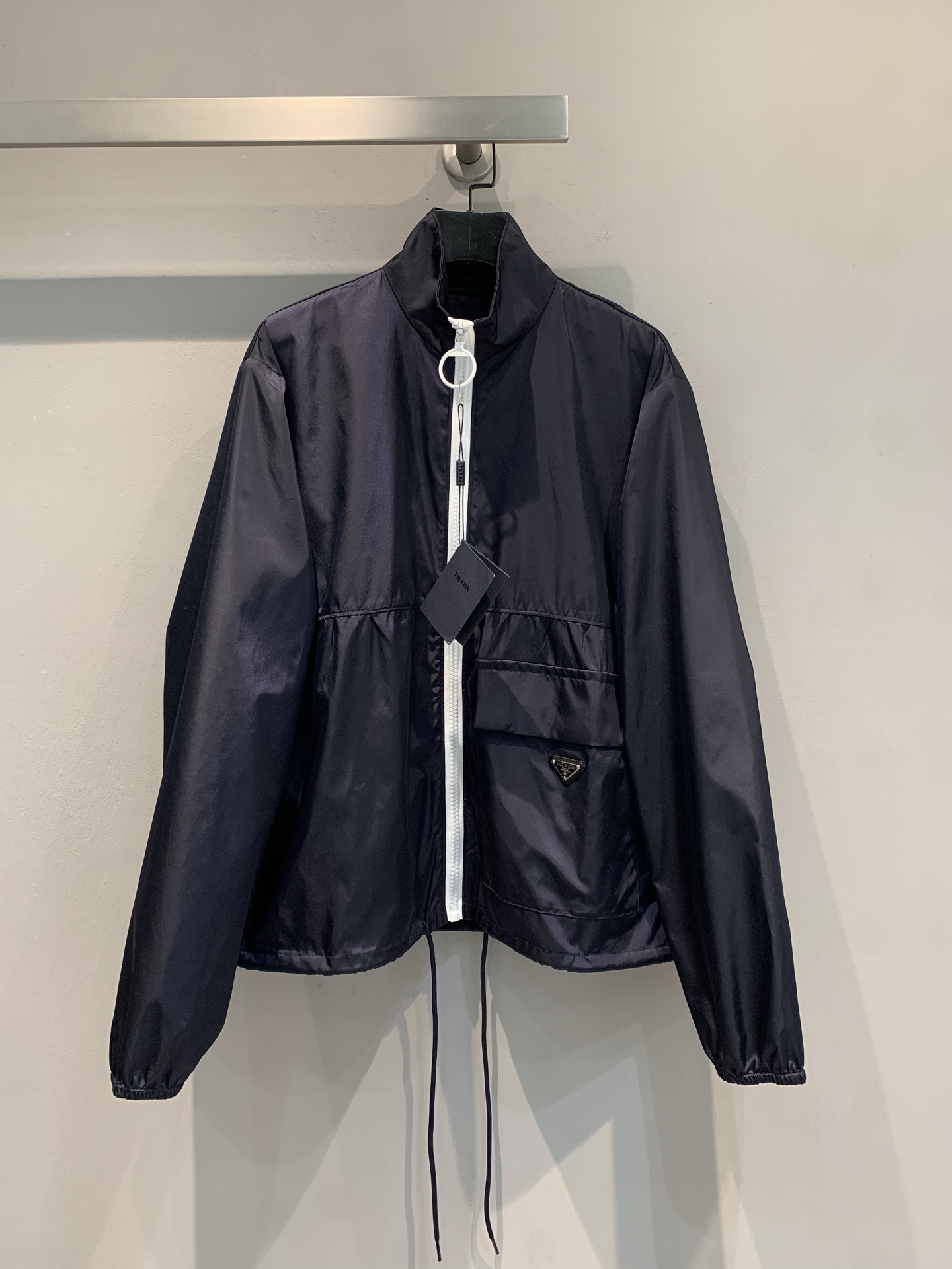 NO:432728,The new model is shipped. Original development. Prad*2025 early autumn new boyfriend style large pocket triangle zipper jacket. It uses recycled technology cotton-elastic fabric. The texture is delicate and the style is crisp. Classic triangle logo highlights the high-end texture of P home, neat stand collar + smooth zipper, easy to put on and take off, full aura. Unique drawstring design, which can be adjusted at will, creating a variety of shapes, large pockets that are practical and eye-catching, and easy to install small objects. Nylon fabric, light and windproof, suitable for multiple scenes. Whether it is a street fashion and cool street or daily commuting, you can bring your own fashionable buff and easily grasp the fashionable feeling~. SML, prada, jackets & coats, alexander wang19860909新款出货啦 原版开发 Prad*2025早秋新款男友风大口袋三角标拉链外套.采用再生科技棉纶面料.质感细腻,版型挺括.经典三角标,彰显P家高级质感,利落立领 + 顺滑拉链,穿脱自在,气场拉满 独特抽绳设计,可随心调节,打造百变造型大口袋实用又吸睛,轻松装下小物件 尼龙面料,轻盈防风,适配多场景 无论是街头潮酷出街,还是日常通勤,都能让你自带时尚buff,轻松拿捏时髦感~.码数SML,,prada,jackets & coats,alexander wang,Women's clothing