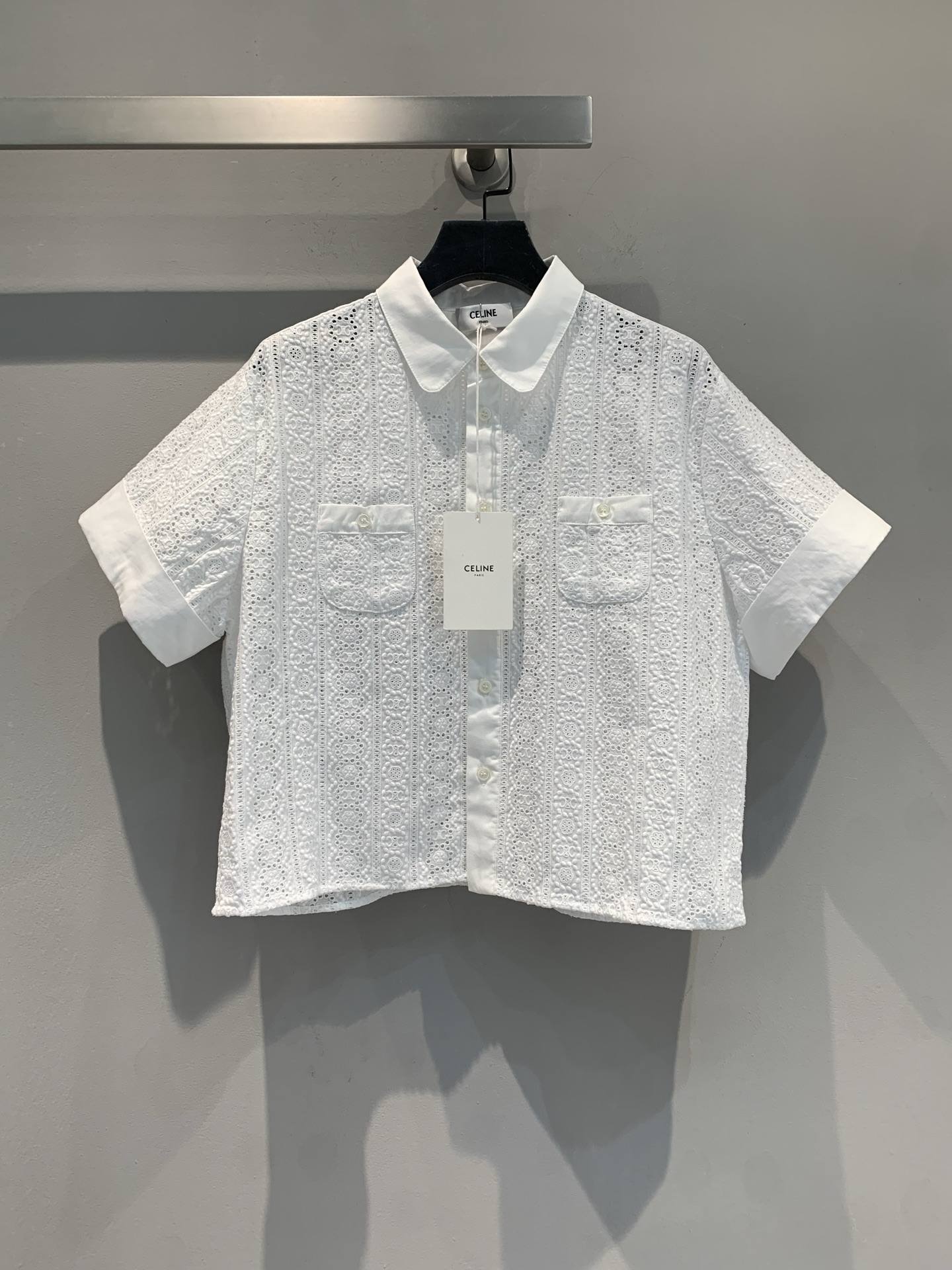 NO:432702,New models are shipped. Original development Celin*2025 spring and summer new retro hollow embroidered water-soluble flower short-sleeved shirt. Full-frame exquisite hollow embroidery, like sifting sunlight into lace, short style + lapel design, retro and superior proportions. Double pocket embellishment, simple and French high-end, capable with high-waisted pants, gentle skirt, and single wear is the focus!  Wear your own 'noble filter'. SML, celine, skirts, shirts, T-shirts, alexander wang19860909新款出货啦 原版开发 Celin*2025春夏新款复古镂空刺绣水溶花短袖衬衫.全幅精致镂空刺绣,像把阳光筛成蕾丝,短款+翻领设计,复古又显比例优越 双口袋点缀,简约中藏着法式的高级,配高腰裤干练,搭半裙温柔,单穿就是焦点！ 穿上自带“贵气滤镜”.码数SML,,celine,skirts,shirts,T-shirt,alexander wang,Women's clothing