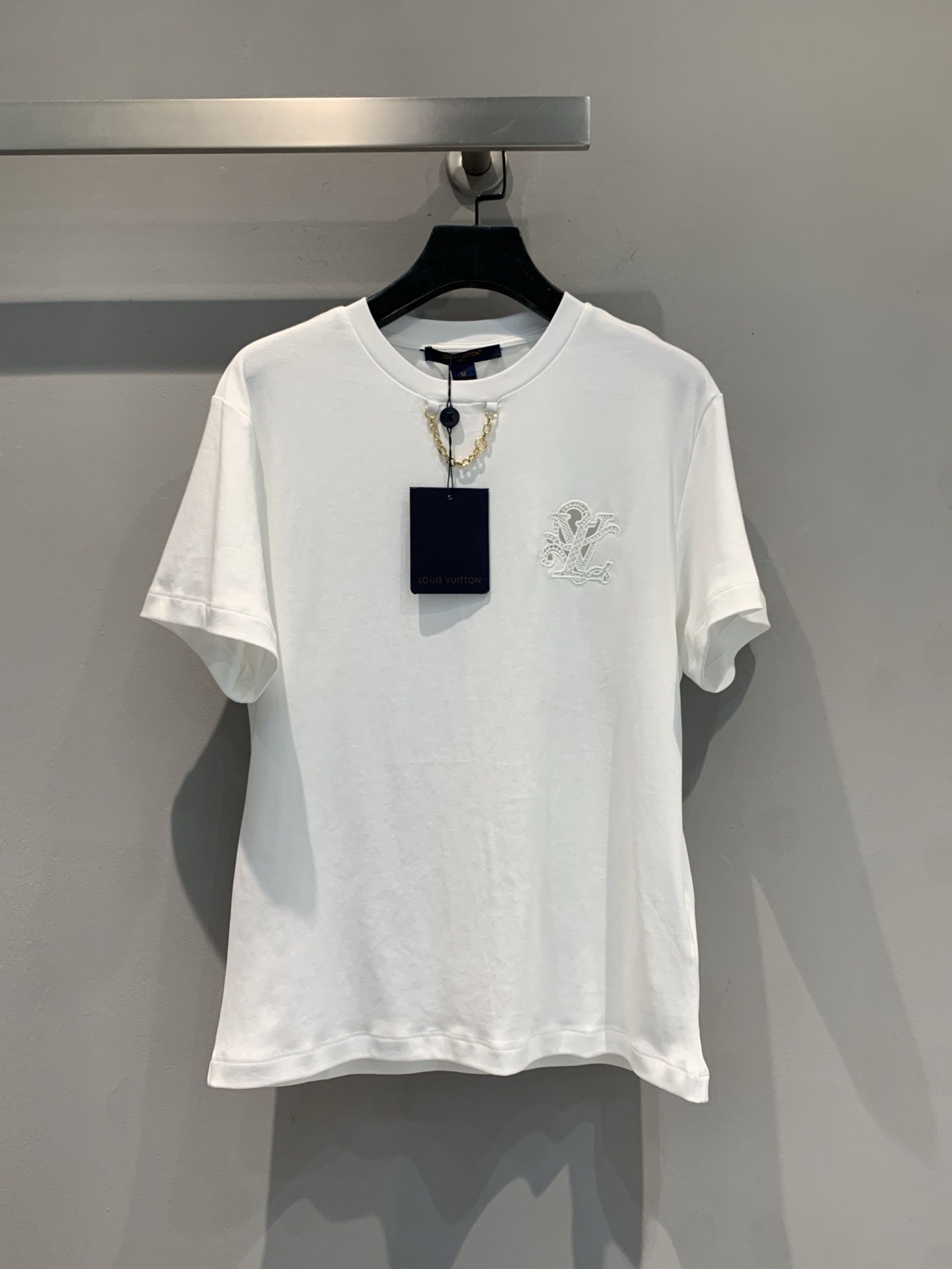 NO:432689,New models are shipped, original development, Ljia's new spring and summer embroidered letter chain short-sleeved T-shirt. Classic Monogram embroidery small label, a luxury that cannot be hidden in low-key. Pure cotton fabric is breathable and soft, and it is comfortable to wear for daily wear. It is amazing with jeans and skirts, and it is easy to grasp the slack feeling. The basic style is 'top match', and this piece is always missing in the closet!  Wear it is a fashionable grass for walking. SML, louis vuitton, skirts, jeans, T-shirt, tees, t-shirt, alexander wang19860909新款出货啦 原版开发 L家2025春夏新款刺绣字母链条短袖T恤.经典Monogram刺绣小标,低调藏不住的奢 纯棉面料透气又软糯,日常穿舒适度拉满 搭配牛仔裤、半裙都很绝,轻松拿捏松弛感 基础款的“顶配”,衣橱里永远缺这件！ 穿上就是行走的时尚种草.码数SML,,louis vuitton,skirts,jeans,T-shirt,tees，t-shirt,alexander wang,Women's clothing