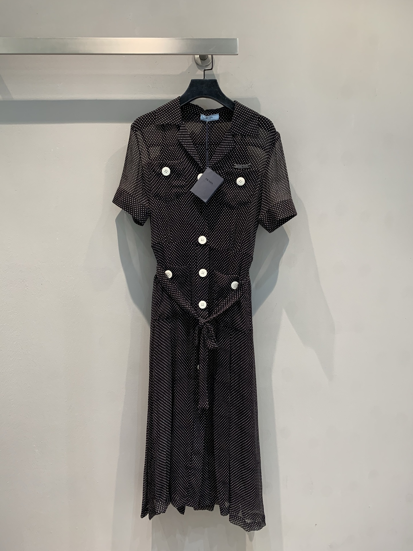 NO:432752,The new model is shipped. Original development Prad*2025 spring and summer new retro polka dot lace-up two-piece dress. It uses 100% mulberry silk fabric. Classic polka dots are covered with light fabrics, with a hazy and high-end feel, suit collar + neat breasts, capable and unstoppable exquisiteness. Once the waist lace is closed, the hourglass waist gets instantly, and the walking is windy~ Whether it is a date or a workplace commute, wearing it will win!  Don't hesitate to let your wardrobe live in this French elegance. SML, prada, skirts, business suit, alexander wang19860909新款出货啦 原版开发Prad*2025春夏新款复古波点系带两件套连衣裙.采用百分百桑蚕丝面料.经典波点铺满轻盈面料,自带朦胧高级感,西装领+利落排扣,干练又藏不住的精致,腰间系带一收,沙漏腰秒get,走路都带风~无论是约会漫步,还是职场通勤,穿它准赢麻！别犹豫,让衣橱住进这份法式的优雅.码数SML,,prada,skirts,business suit,alexander wang,Women's clothing