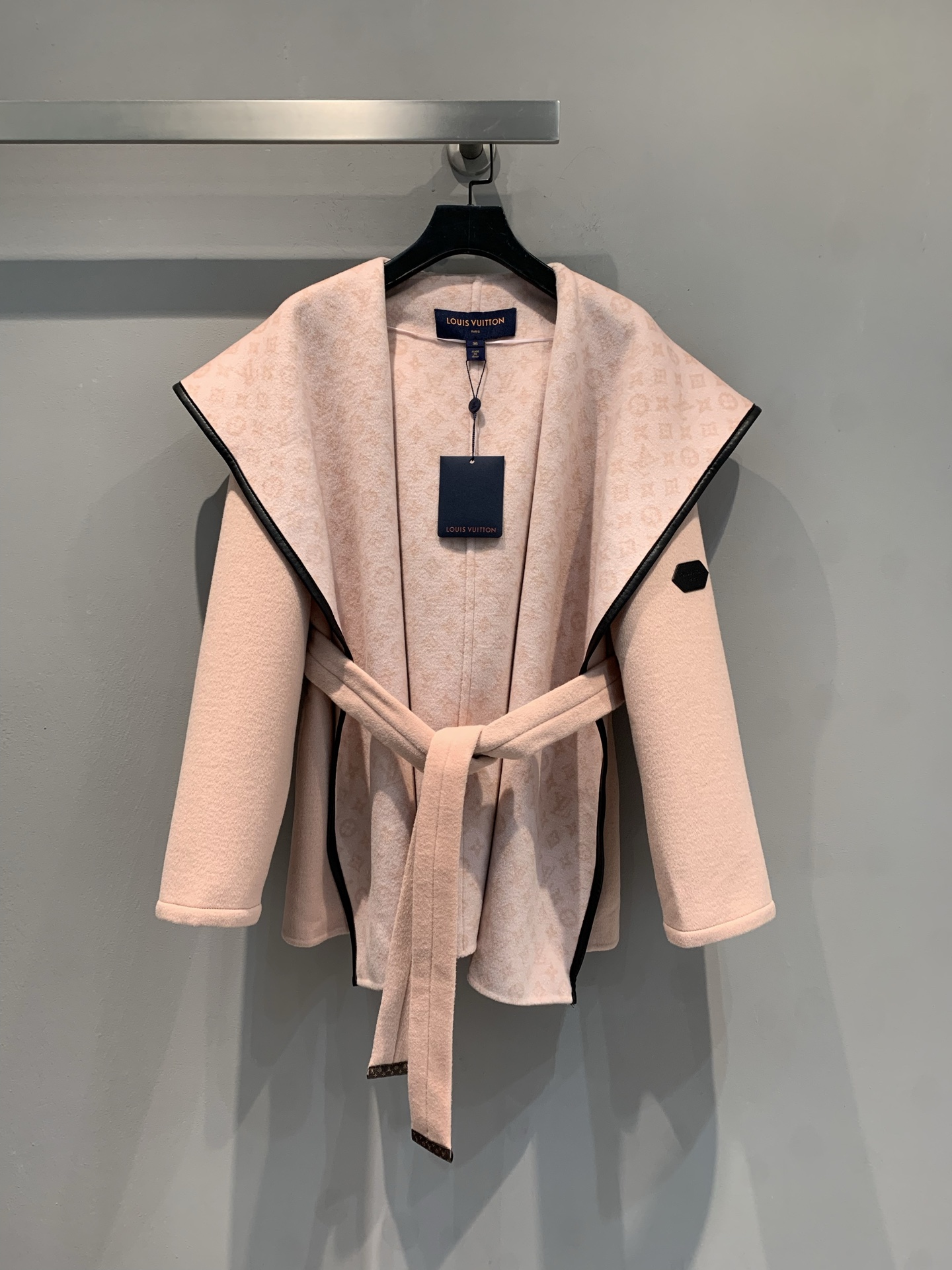 NO:684733,The new model is shipped with dust bag. L family's new autumn and winter small flower wrap-style short coat is made of wool jacquard fabric imported from Australia. The fabric is soft and velvety!  Full body floral tailoring, imported goatskin binding!  The waist is equipped with a sheepskin belt and the invincible large lapels are born for aura, and the upper body becomes white and rich in seconds!  Delivered with same color belt. Size 34 36 38 40,,louis vuitton,sheepskin,19860909配防尘袋新款出货啦 配防尘袋 L家秋冬新款小花围裹式短款大衣,澳洲进口羊毛呢提花面料,面料柔软绒感十足！满身对花剪裁,进口山羊皮包边！腰间配以羊皮腰带,无敌大翻领为气场而生,上身秒变白富美！配送同色腰带. 码数34 36 38 40,,louis vuitton,sheepskin,,Women's clothing