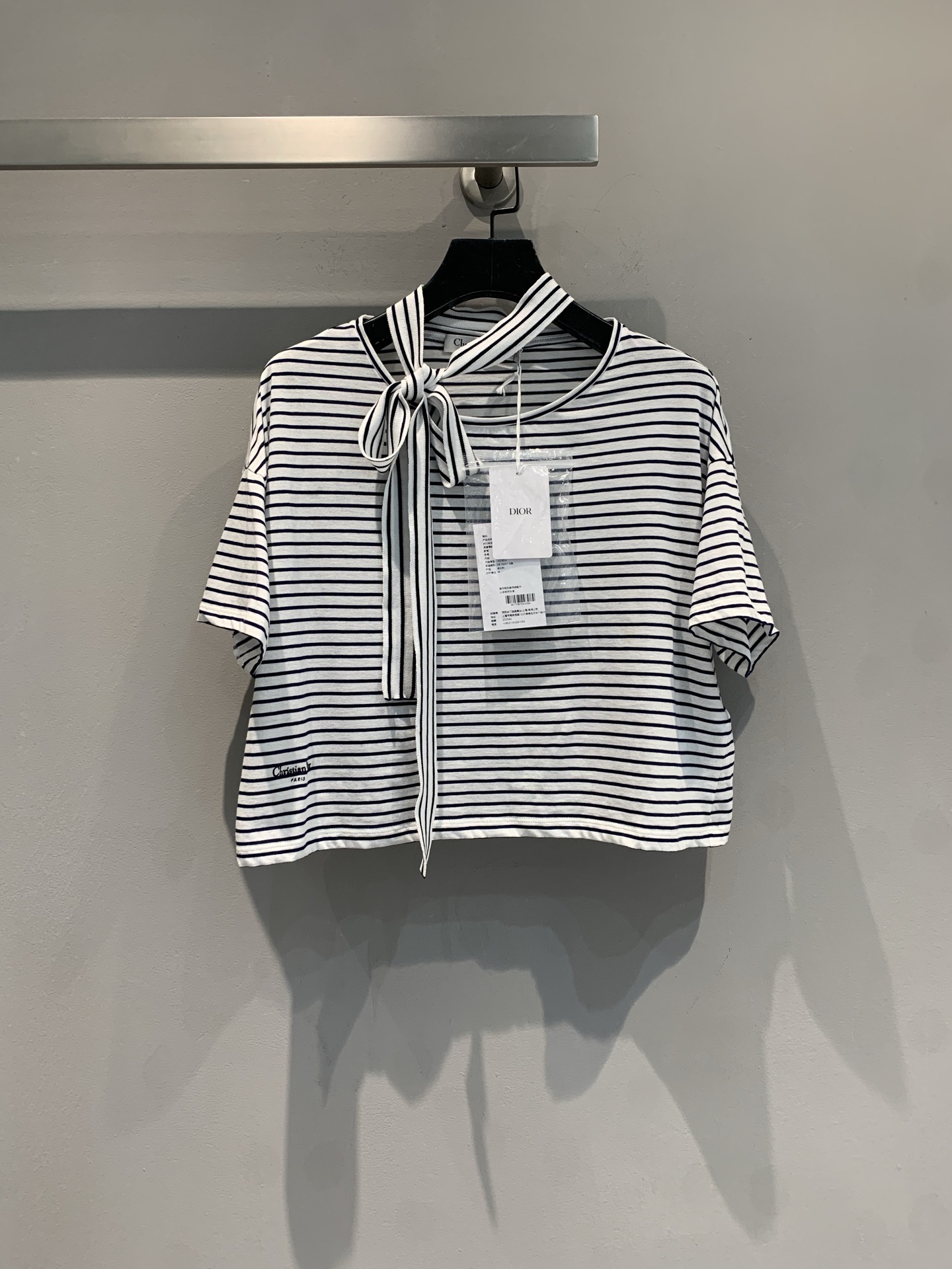 NO:438946,New style is shipped. Original real shot. CD summer new fashionable and versatile streamer striped top. It uses 100% pure cotton fabric, skin-friendly and comfortable, and has a high texture. Classic black and white stripes are never wrong. The neckline streamer design is lazy and playful, short style, lengthen the body proportions, daily going out or vacation, it is very good to wear, easy to grasp the loose and fashionable feeling 36 38 40,,alexander wang19860909新款出货啦 原版实拍 CD夏季新款时髦百搭飘带条纹上衣.采用百分百纯棉面料,亲肤舒适,质感上乘.经典黑白条纹永远不出错,领口飘带设计 慵懒又俏皮,短款版型 拉长身材比例,日常出街或度假 随手搭都很绝,轻松拿捏松弛时髦感码数36 38 40,,alexander wang,Women's clothing