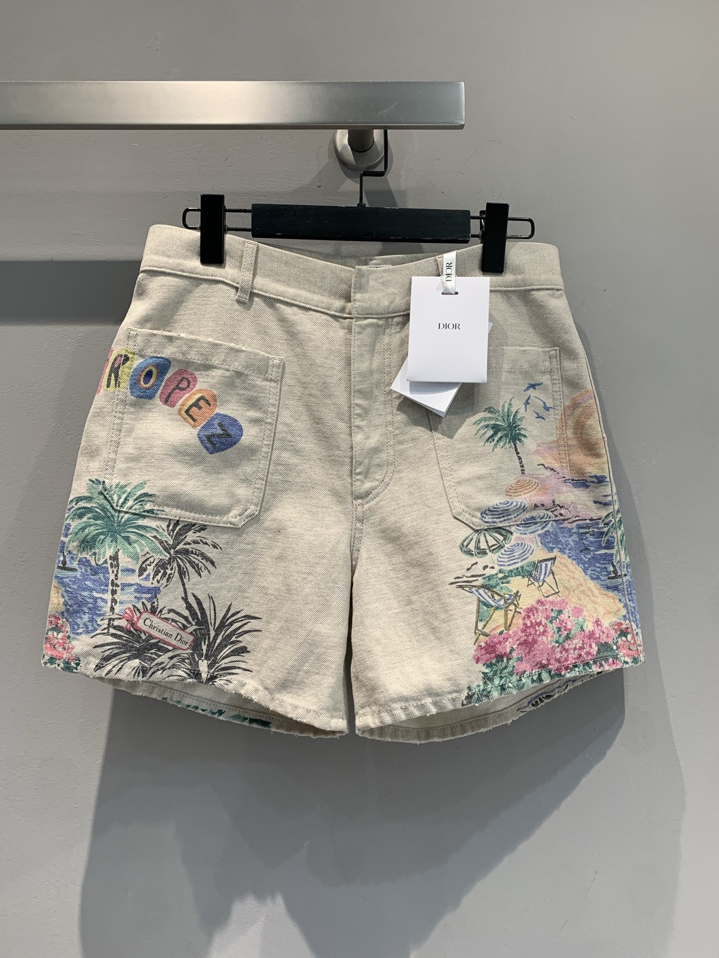 NO:450552,New model is shipped. Original real shot. CD2025 spring and summer new vacation style island printed bristled shorts. It is made of cotton and linen blended fabric, with delicate texture and crisp style. Light khaki shorts canvas, printed with coconut forest beach and sunset waves. Colored letters 'ROPEZ' are like vacation slogans, bristled trousers are casual, and daily short tops become slack and fashionable. Number of codes 36 38 40,,shorts,alexander wang19860909新款出货啦 原版实拍 CD2025春夏新款度假风海岛印花毛边短裤.采用棉和亚麻混纺面料,质感细腻,版型挺括.浅卡其短裤画布,印满椰林沙滩、落日海浪 彩色字母“ROPEZ” 像度假标语,毛边裤脚添随性,日常搭短上衣秒变松弛时髦精.码数36 38 40,,shorts,alexander wang,Women's clothing