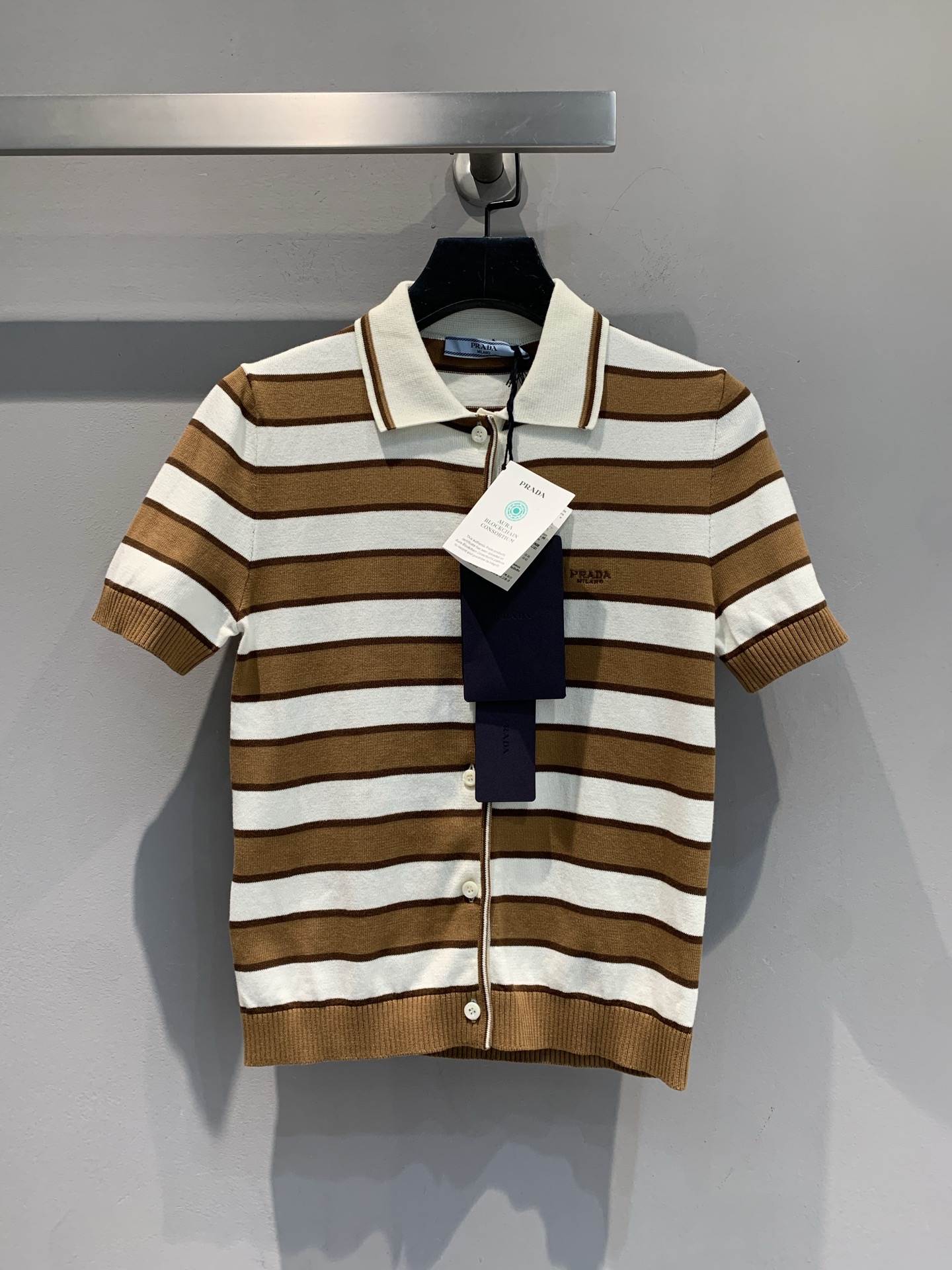 NO:444652,New style is shipped. Original real shot. Prad*2025 early autumn new retro fashionable striped knitted Polo shirt, full of retro and fashionable ~ Brown and white stripes are classic and elegant, lapel + breasted design, simple and exquisite, knitted fabric is soft and skin-friendly. Daily single wear is full of retro tone, layered shirts and suspenders are also super stylish. The 'atmosphere magic clothes' that are essential for fashionable people, you will fall in love with them once you wear them. SML, prada, shirts, alexander wang19860909新款出货啦 原版实拍 Prad*2025早秋新款复古时髦条纹针织Polo衫,复古时髦感拉满~ 棕白条纹经典又显气质,翻领 + 排扣设计,简约中藏着精致,针织面料柔软亲肤 日常单穿复古腔调足,叠穿衬衫、吊带也超有范儿,时髦精必备的“氛围神衣”,穿一次就爱上.码数SML,,prada,shirts,alexander wang,Women's clothing