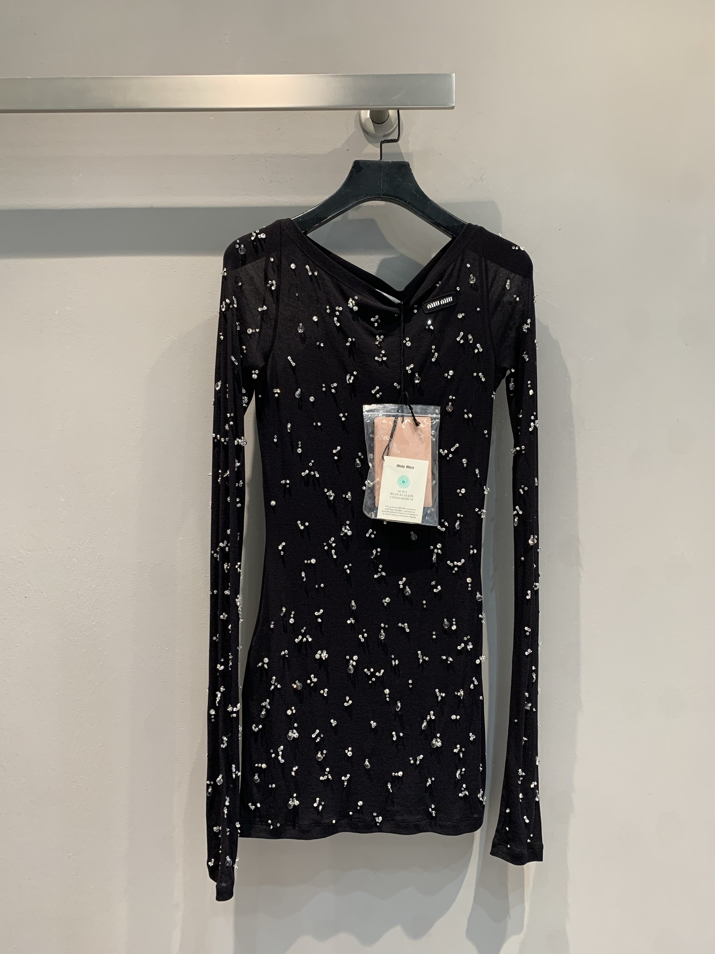 NO:457465,The new model is shipped? Original real shot Miumi*2025 early autumn new heavy industrial rhinestone one-shoulder base dress. The black skirt is 'bright' and it's a little bit!  Slim skirt with thin flashing diamonds, tight cut out curves, long-sleeved design hides flesh and is sexy, dinner, dates... Just wear it, you will be the C position of the whole audience, wear a jacket and boots, and easily grasp the 'dark night waist essence' atmosphere ~ SML,,miumiu, boots, skirts, jackets & coats, alexander wang19860909新款出货啦? 原版实拍 Miumi*2025早秋新款重工水钻一字肩打底连衣裙. 黑裙“亮” 点时刻！自带细闪碎钻的修身裙,紧身剪裁勾勒曲线,长袖设计藏肉又性感,晚宴、约会… 只要穿上它,你就是全场 C 位,随手搭外套、配靴子,轻松拿捏“暗夜小腰精” 氛围感～码数SML,,miumiu,boots,skirts,jackets & coats,alexander wang,Women's clothing