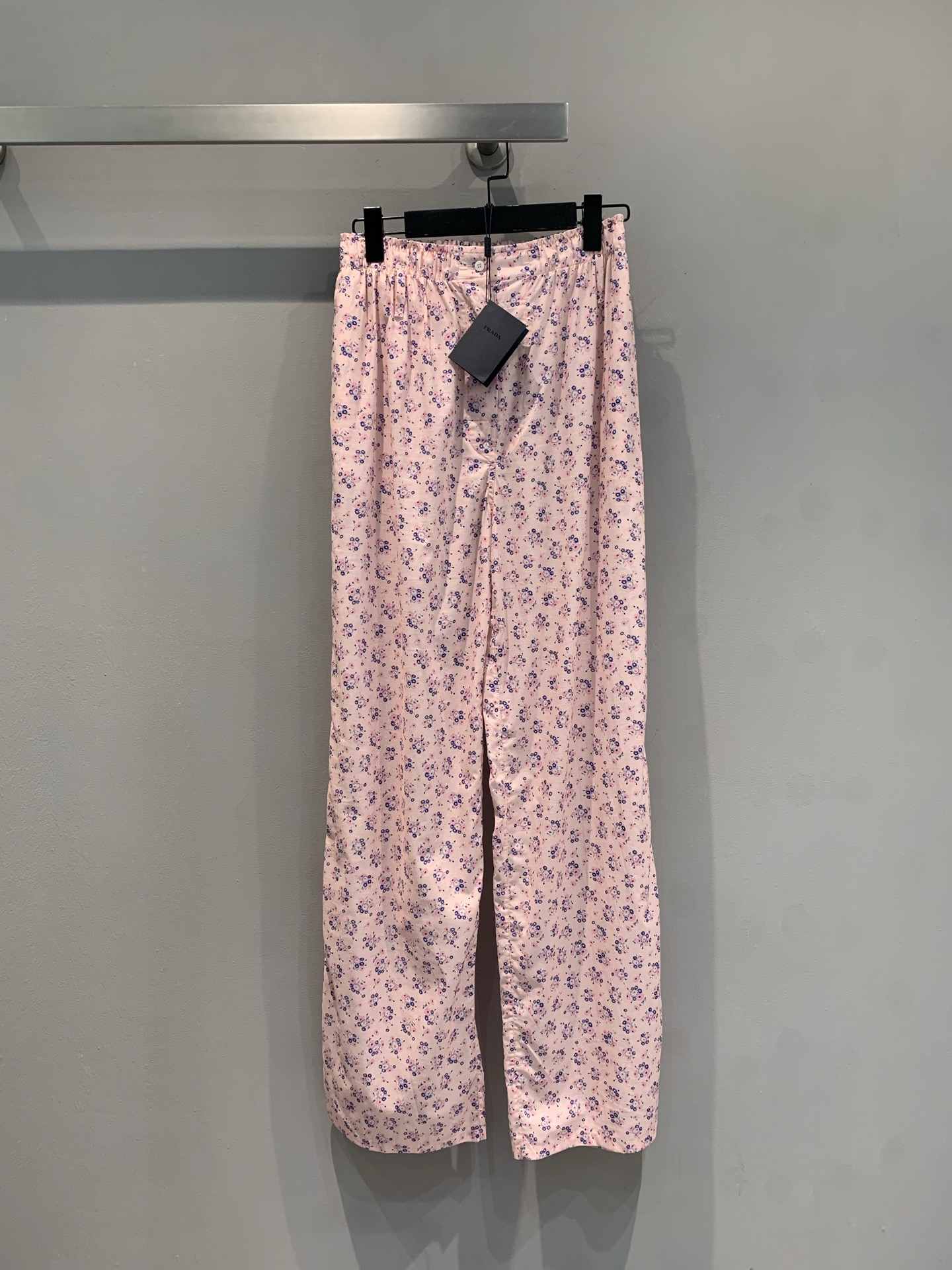 NO:433944,New model is shipped. Original development. Prad*2025 spring and summer new retro fashionable floral wide-leg pants, light foundation color is decorated with purple flowers, gentle and fresh, elastic waist design, free and unrestrained drooping fabric, walking style, super long legs. It is a short top that is a sweet girl with a lively and loose shirt. When wearing it, it feels like wearing a garden on your body. It is a fresh blockbuster. SML, prada, shirts, alexander wang19860909新款出货啦 原版开发 Prad*2025春夏新款复古时髦碎花阔腿裤,浅粉底色缀满紫花,温柔又清新,松紧腰设计,自在无束缚垂坠感面料,走路带风超显腿长 配短上衣是元气甜妹,搭宽松衬衫又有慵懒松弛感,穿上它,仿佛把花园穿在身上,随手一拍都是清新大片.码数SML,,prada,shirts,alexander wang,Women's clothing