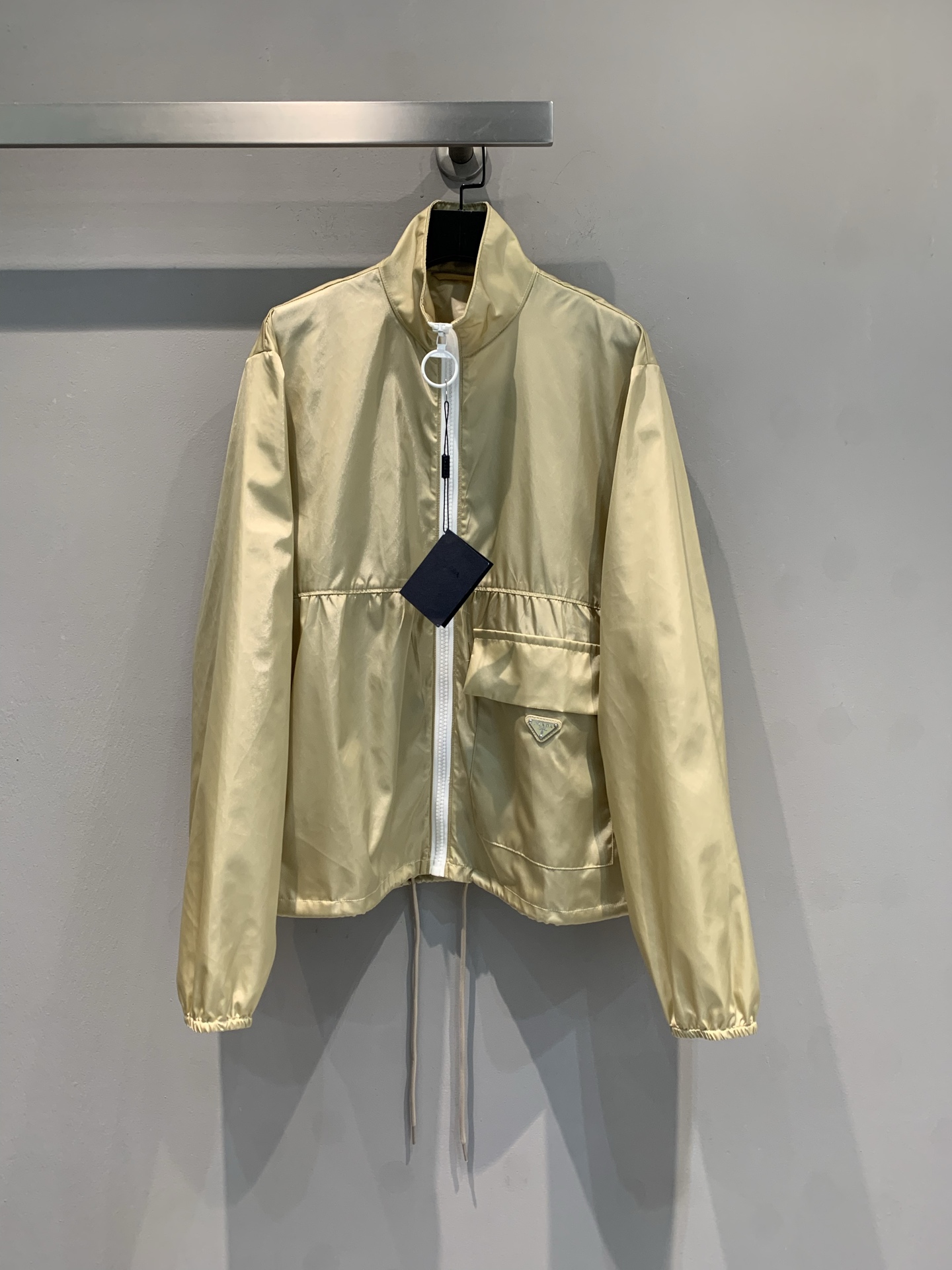 NO:433938,The new model is shipped. Original development. Prad*2025 early autumn new boyfriend style large pocket triangle zipper jacket. It uses recycled technology cotton-elastic fabric. The texture is delicate and the style is crisp. Classic triangle logo highlights the high-end texture of P home, neat stand collar + smooth zipper, easy to put on and take off, full aura. Unique drawstring design, which can be adjusted at will, creating a variety of shapes, large pockets that are practical and eye-catching, and easy to install small objects. Nylon fabric, light and windproof, suitable for multiple scenes. Whether it is a street fashion and cool street or daily commuting, you can bring your own fashionable buff and easily grasp the fashionable feeling~. SML, prada, jackets & coats, alexander wang19860909新款出货啦 原版开发 Prad*2025早秋新款男友风大口袋三角标拉链外套.采用再生科技棉纶面料.质感细腻,版型挺括.经典三角标,彰显P家高级质感,利落立领 + 顺滑拉链,穿脱自在,气场拉满 独特抽绳设计,可随心调节,打造百变造型大口袋实用又吸睛,轻松装下小物件 尼龙面料,轻盈防风,适配多场景 无论是街头潮酷出街,还是日常通勤,都能让你自带时尚buff,轻松拿捏时髦感~.码数SML,,prada,jackets & coats,alexander wang,Women's clothing