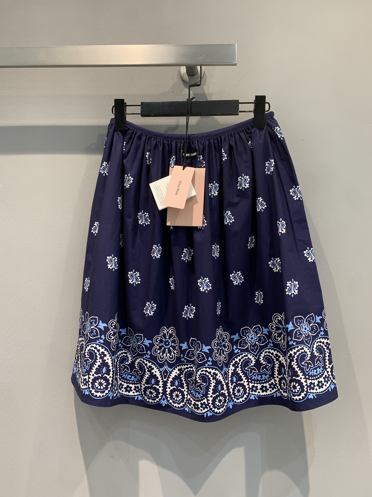 NO:434287,New models are shipped, original development Miumi*2025 spring and summer new retro fashionable floral set. Who knows it!  Miu's set of hidden blue paisley pattern sets directly pull the retro slack feeling and the slack design of the skirt + triangle scarf top, the color combination is high-end and white, and it is the slack lady in the South French holiday. Everyday travel is simple white T, relaxed and lazy; when changing to lace inner wear on dates, it is sweet and coquettish. A set of unlocks N styles, fashionable and direct cheating, don't ask how to wear it to create a unique feeling, this set directly copy homework, wear it to the bombing site and finish the work SML, miumiu, skirts, alexander wang19860909新款出货啦 原版开发 Miumi*2025春夏新款复古时髦花卉套装.谁懂啊！Miu这套藏蓝佩斯利花纹套装,直接把复古松弛感拉满半身裙的蓬感设计+三角巾式上衣,配色高级又显白,穿上就是南法假日里的松弛大小姐. 日常出街配简约白T,松弛慵懒；约会换蕾丝内搭,又甜又嗲 一套解锁N种风格,时尚度直接开挂,别再问怎么穿出独特感啦,这套直接抄作业,穿去炸场就完事儿码数SML,,miumiu,skirts,alexander wang,Women's clothing