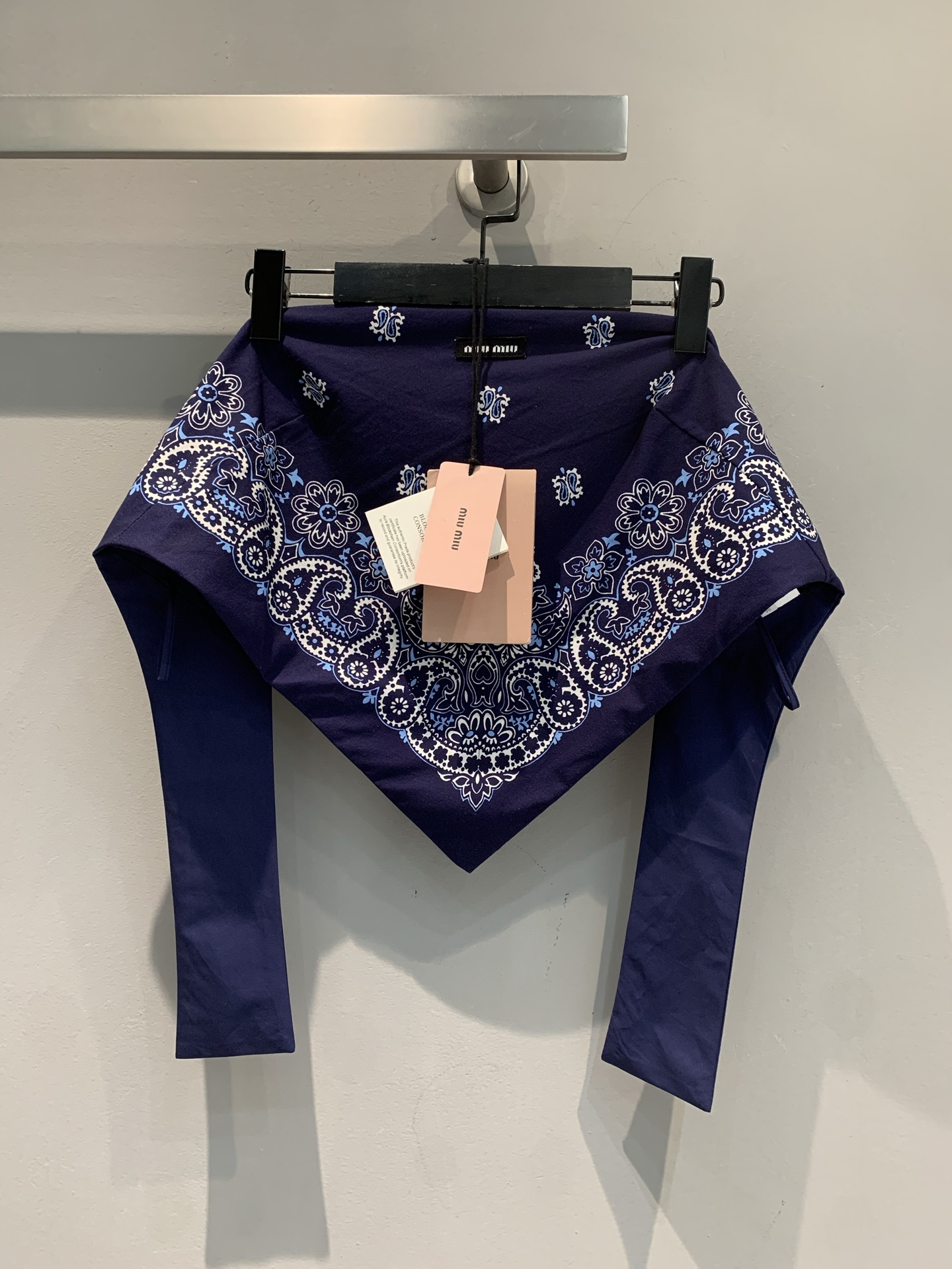 NO:434293,New models are shipped, original development Miumi*2025 spring and summer new retro fashionable floral set. Who knows it!  Miu's set of hidden blue paisley pattern sets directly pull the retro slack feeling and the slack design of the skirt + triangle scarf top, the color combination is high-end and white, and it is the slack lady in the South French holiday. Everyday travel is simple white T, relaxed and lazy; when changing to lace inner wear on dates, it is sweet and coquettish. A set of unlocks N styles, fashionable and direct cheating, don't ask how to wear it to create a unique feeling, this set directly copy homework, wear it to the bombing site and finish the work SML, miumiu, skirts, alexander wang19860909新款出货啦 原版开发 Miumi*2025春夏新款复古时髦花卉套装.谁懂啊！Miu这套藏蓝佩斯利花纹套装,直接把复古松弛感拉满半身裙的蓬感设计+三角巾式上衣,配色高级又显白,穿上就是南法假日里的松弛大小姐. 日常出街配简约白T,松弛慵懒；约会换蕾丝内搭,又甜又嗲 一套解锁N种风格,时尚度直接开挂,别再问怎么穿出独特感啦,这套直接抄作业,穿去炸场就完事儿码数SML,,miumiu,skirts,alexander wang,Women's clothing