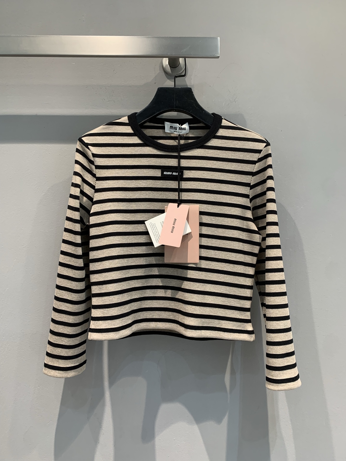 NO:434284,New models are shipped. Original development. Miumi*2025 early autumn new striped contrasting shorts knitted top. Classic stripes never go wrong. This Miu striped top makes the simple and high-end feel so simplicity!  Short cut + neat stripes, which brings long legs with a high waistline, and has a youthful and relaxing feeling. Whether you wear high-waisted pants to go on a capable route or a skirt as a sweet girl, you can wear exclusive Style to daily commuting, dates and shopping. One piece can handle N occasions and easily grasp 'easy and effortless fashion'. The C position of the wardrobe must be left for it. SML, miumiu, skirts, shorts, alexander wang19860909新款出货啦 原版开发 Miumi*2025早秋新款条纹撞色短裤针织上衣.经典条纹永不出错 这件Miu条纹上衣,把简约高级感拿捏死了！短款剪裁+利落条纹,拉高腰线显腿长,自带青春松弛感～不管配高腰裤走干练路线,还是搭半裙当甜妹,都能穿出专属Style日常通勤、约会逛街,一件搞定N种场合,轻松拿捏“毫不费力的时髦”,衣柜C位必须给它留.码数SML,,miumiu,skirts,shorts,alexander wang,Women's clothing