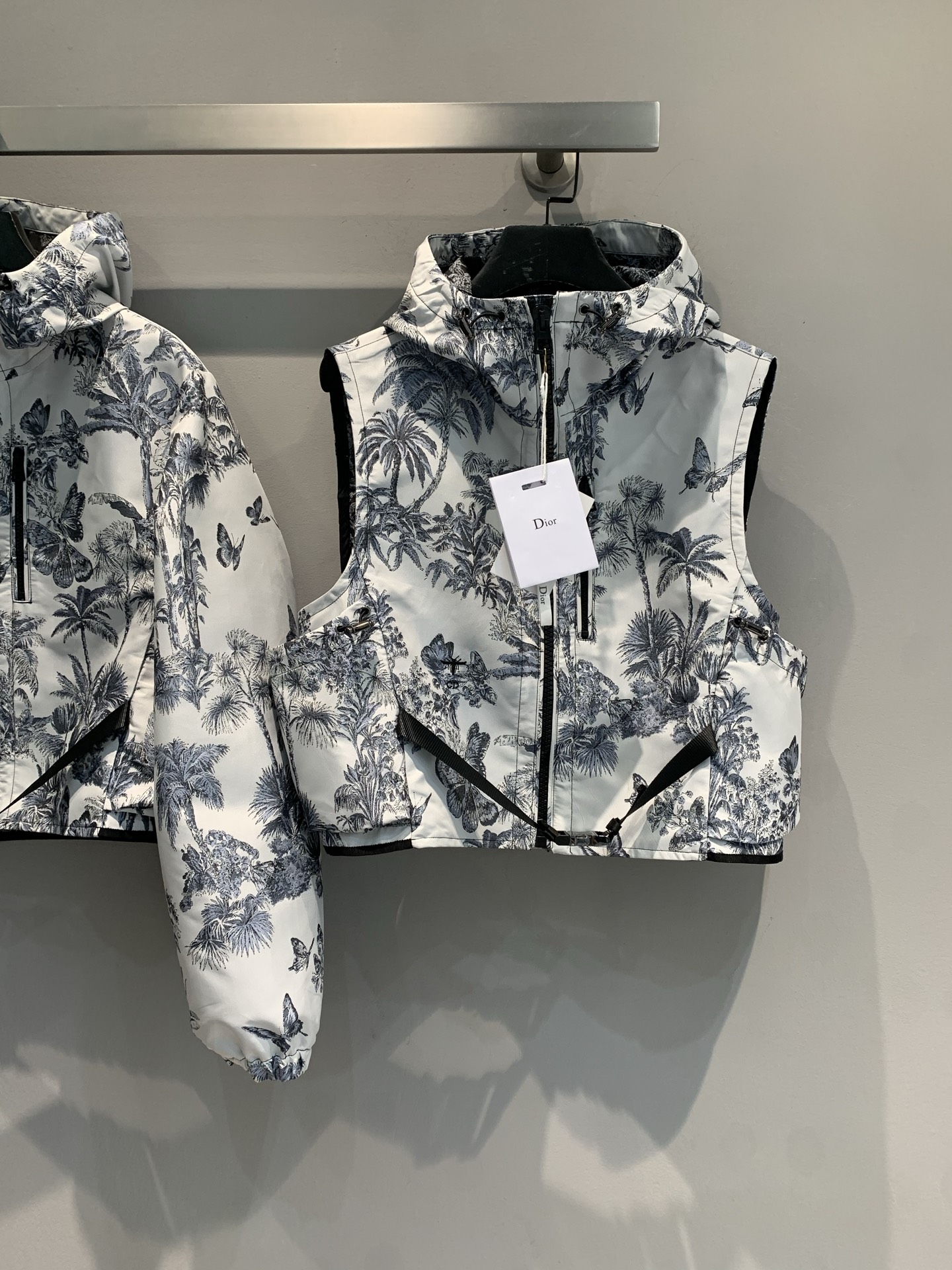 NO:434273,New model is shipped. Original development CD2025 early autumn new Juyi Jungle Butterfly Print waist buckle hooded vest. Classic Juyi Print, blue and white color matching comes with French filter, surrounded by palm leaves and butterflies, like wearing Monet Garden on the body, blue and white color matching is fresh and high-end, tropical plant prints come with a vacation feel, short design shows the proportion, and hood adds casualness. Everyday wear jeans and small skirts are amazing. When worn, it becomes a street fashionista. Whoever wears it, who falls in love with it? Fashionable girls close their eyes~ 36 38 40, skirts, jeans, hats, alexander wang19860909新款出货啦 原版开发 CD2025早秋新款茹伊丛林蝴蝶印花腰扣连帽马甲.经典茹伊印花,蓝白配色自带法式滤镜,棕榈叶与蝴蝶环绕,像把莫奈花园穿在身上蓝白配色清新又高级,热带植物印花自带度假感,短款设计超显比例,连帽增添随性.日常搭牛仔裤、小裙子都很绝,穿上秒变街头时髦精,谁穿谁爱上,时髦女孩闭眼入～码数36 38 40,,skirts,jeans,hats,alexander wang,Women's clothing