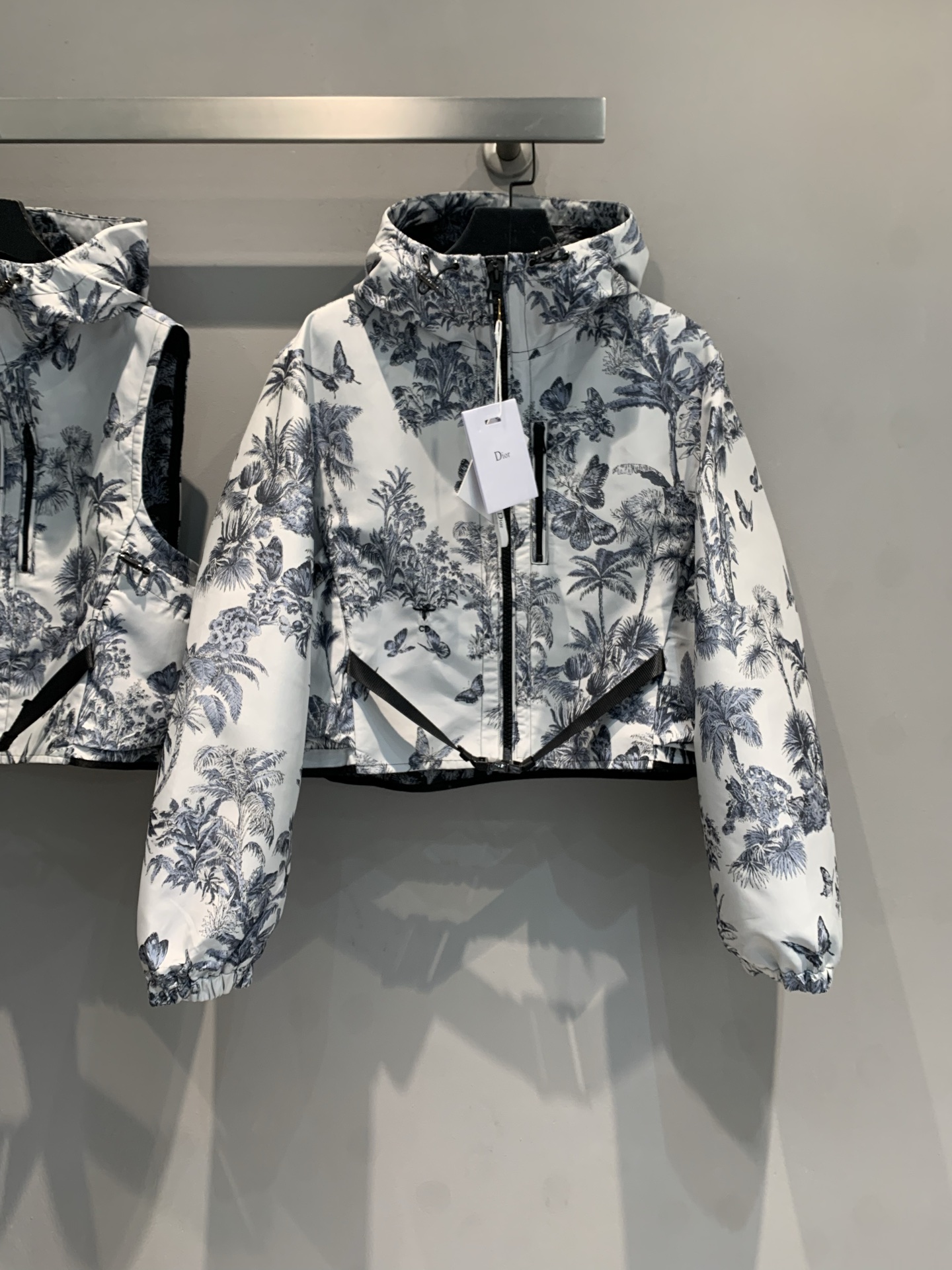 NO:434299,New model is shipped. Original development CD2025 early autumn new Juyi Jungle Butterfly Print waist buckle hooded jacket. Classic Juyi print, blue and white color matching comes with French filters, surrounded by palm leaves and butterflies, like wearing Monet Garden on the body, blue and white color matching is fresh and high-end, tropical plant prints come with a vacation feel, short design shows the proportion, and hood adds casualness. Everyday wear jeans and small skirts are amazing. When worn, it becomes a street fashionista. Whoever wears it falls in love with it? Fashionable girls close their eyes~ 36 38 40,, skirts, jeans, jackets & coats, hats, alexander wang19860909新款出货啦 原版开发 CD2025早秋新款茹伊丛林蝴蝶印花腰扣连帽外套.经典茹伊印花,蓝白配色自带法式滤镜,棕榈叶与蝴蝶环绕,像把莫奈花园穿在身上蓝白配色清新又高级,热带植物印花自带度假感,短款设计超显比例,连帽增添随性.日常搭牛仔裤、小裙子都很绝,穿上秒变街头时髦精,谁穿谁爱上,时髦女孩闭眼入～码数36 38 40,,skirts,jeans,jackets & coats,hats,alexander wang,Women's clothing