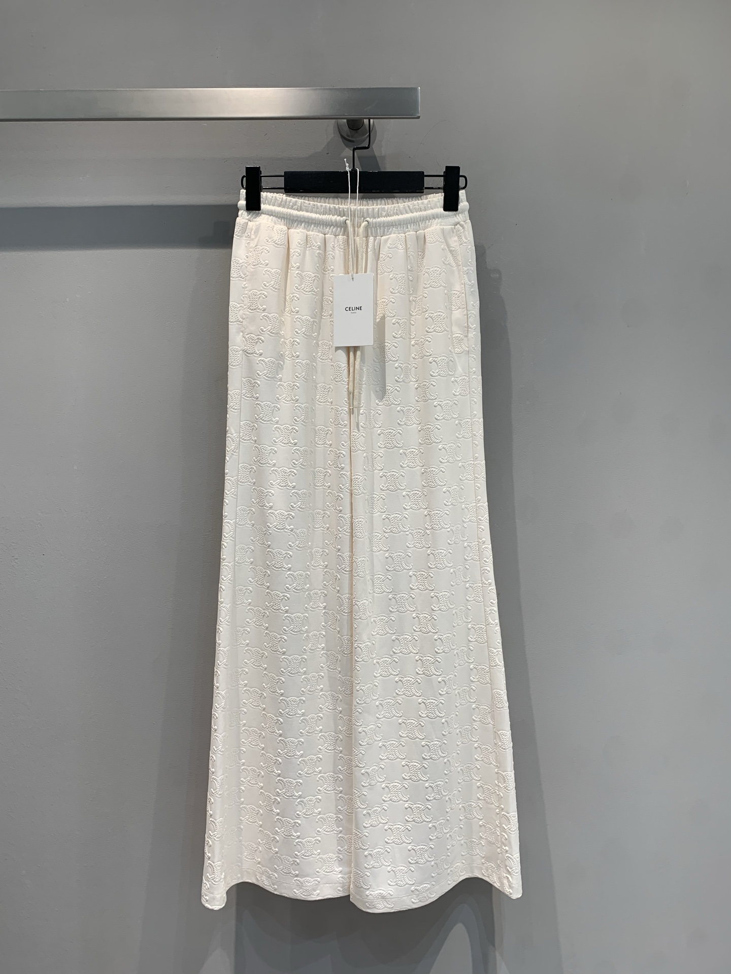 NO:434808,New model is shipped. Original development Celin*2025 early autumn new three-dimensional Arc de Triomphe tied elastic waist wide-leg pants. It is full of exquisite embossed patterns, and the low-key feeling cannot be hidden. It has aura when walking on the street. The elastic waist design is super considerate, and it hides meat without slimming. It is lazy and casual. It is a short top that is spicy to the new high. Whether it is commuting or going out, it is fashionable to fly when you wear it. Whoever wears it falls in love with it. SML, celine, alexander wang19860909新款出货啦 原版开发 Celin*2025早秋新款立体凯旋门系带松紧腰阔腿裤.满身精致浮雕纹路,低调藏不住的高级感,走在街上自带气场~松紧腰设计超贴心,不勒肉还藏肉,慵懒又随性,配短上衣直接辣出新高无论是通勤还是出街,随手一搭就时髦到飞起,谁穿谁爱上.码数SML,,celine,alexander wang,Women's clothing