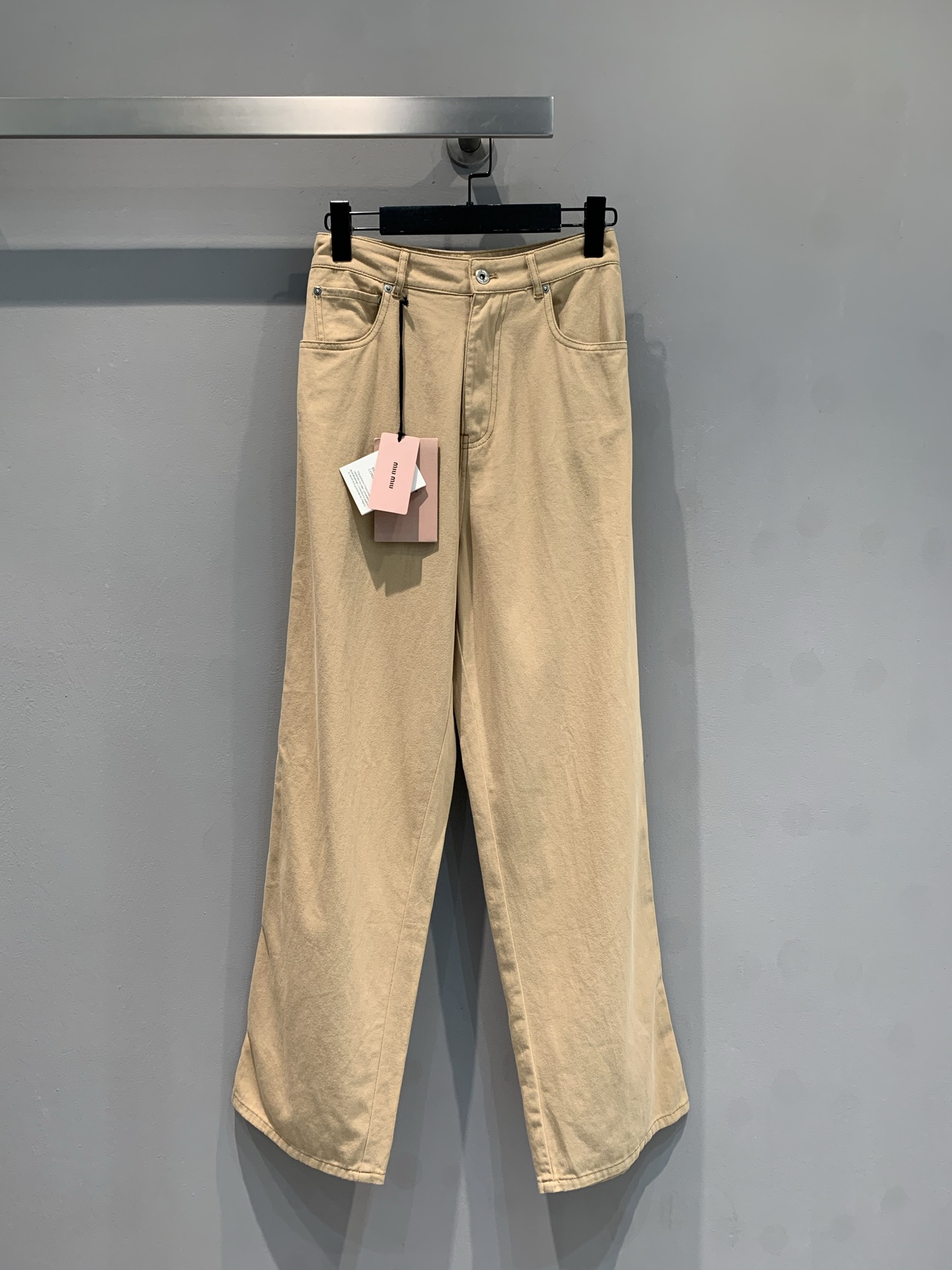 NO:435594,New model is shipped. Original development. Miumi*2025 spring and summer new retro fashionable workwear style khaki wide-leg jeans. Wear a relaxed feeling on the body high waist + wide-leg design. One-click to lengthen the body proportions. There is a 'lazy and noble' filter when walking. The small details of the pink label hide the brand's ingenuity. The daily short tops and shirts are superb. It is easy to grasp the 'rich daughter' feeling of going out. The fashionable and delicate eyes are closed and the number of SML, miumiu, jeans, shirts, alexander wang19860909新款出货啦 原版开发 Miumi*2025春夏新款复古时髦工装风卡其阔腿牛仔裤,把松弛感穿在身上高腰+阔腿设计,一键拉长身形比例,行走间自带「慵懒贵气」滤镜~粉标小细节藏着品牌巧思,日常配短上衣、衬衫都超绝,轻松拿捏「富家千金」出街感,时髦精闭眼入码数SML,,miumiu,jeans,shirts,alexander wang,Women's clothing