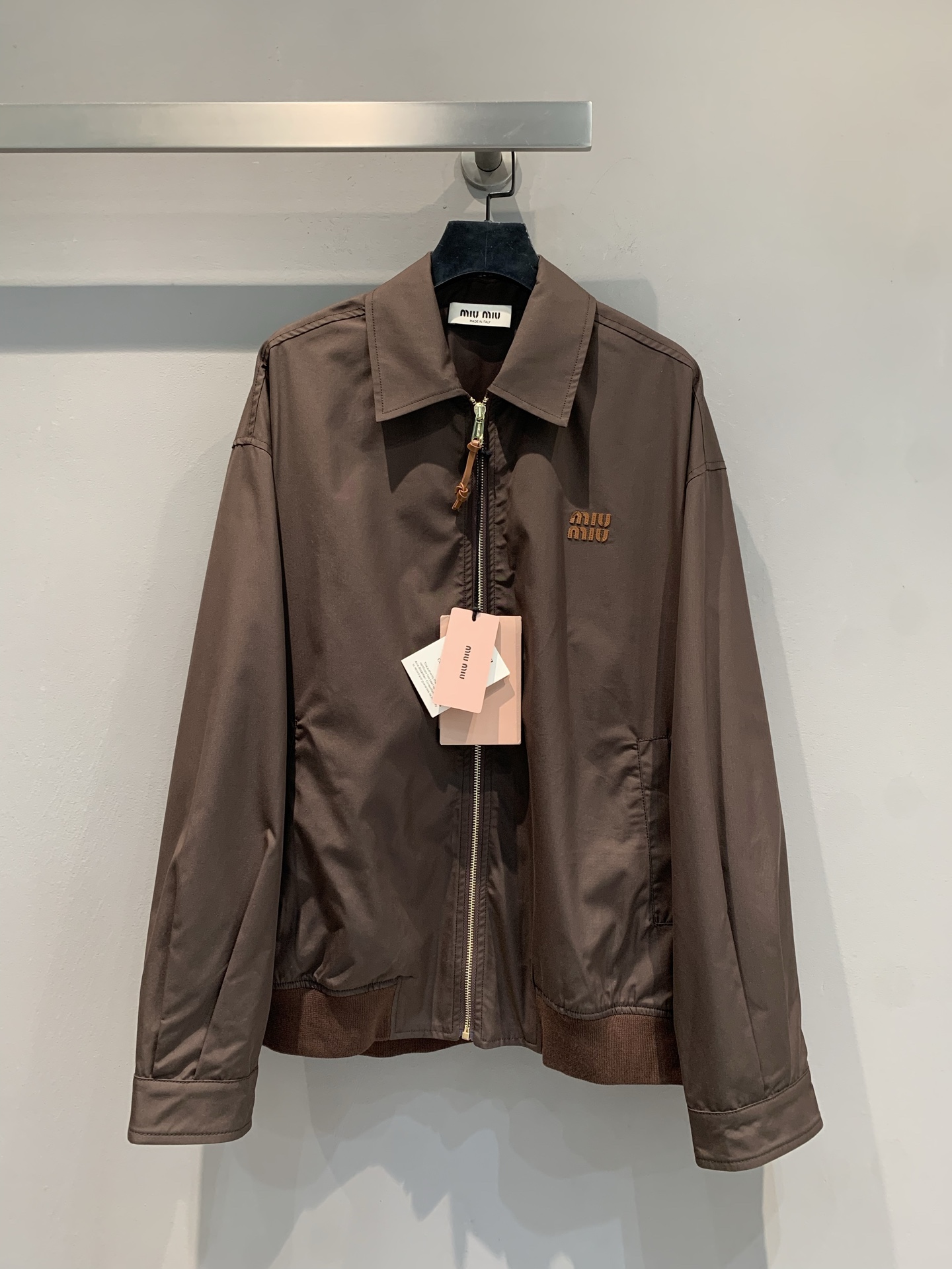 NO:434278,New style is shipped. Original development. Miumi*2025 early autumn new retro boyfriend style letter embroidered leather zipper jacket. This chocolate brown jacket has a retro slack and neat lapel + silhouette cut, with a lazy and fashionable feeling. Whether it is with jeans in the cityboy style or a skirt to mix and match, you can wear it to 'easy high-end'~ The brown tone is suitable for all seasons, early autumn layering and deep winter inner wear, one piece contracts N styles, and reserves the C position of the wardrobe!  Fashionable guys don't hesitate, just go to the bombing site and get the job done. SML, miumiu, skirts, jeans, jackets & coats, jackets & coats, alexander wang19860909新款出货啦 原版开发 Miumi*2025早秋新款复古男友风字母刺绣皮革拉链外套.这件巧克力棕夹克,复古松弛感拉满利落翻领+廓形剪裁,自带慵懒时髦感,不管配牛仔裤走cityboy风,还是搭裙装玩混搭,都能穿出“毫不费力的高级”～棕色调适配四季,早秋叠穿、深冬内搭,一件承包N种风格,衣柜C位预定！时髦精们别犹豫,穿去炸场就完事儿.码数SML,,miumiu,skirts,jeans,jackets & coats,jackets & coats,alexander wang,Women's clothing