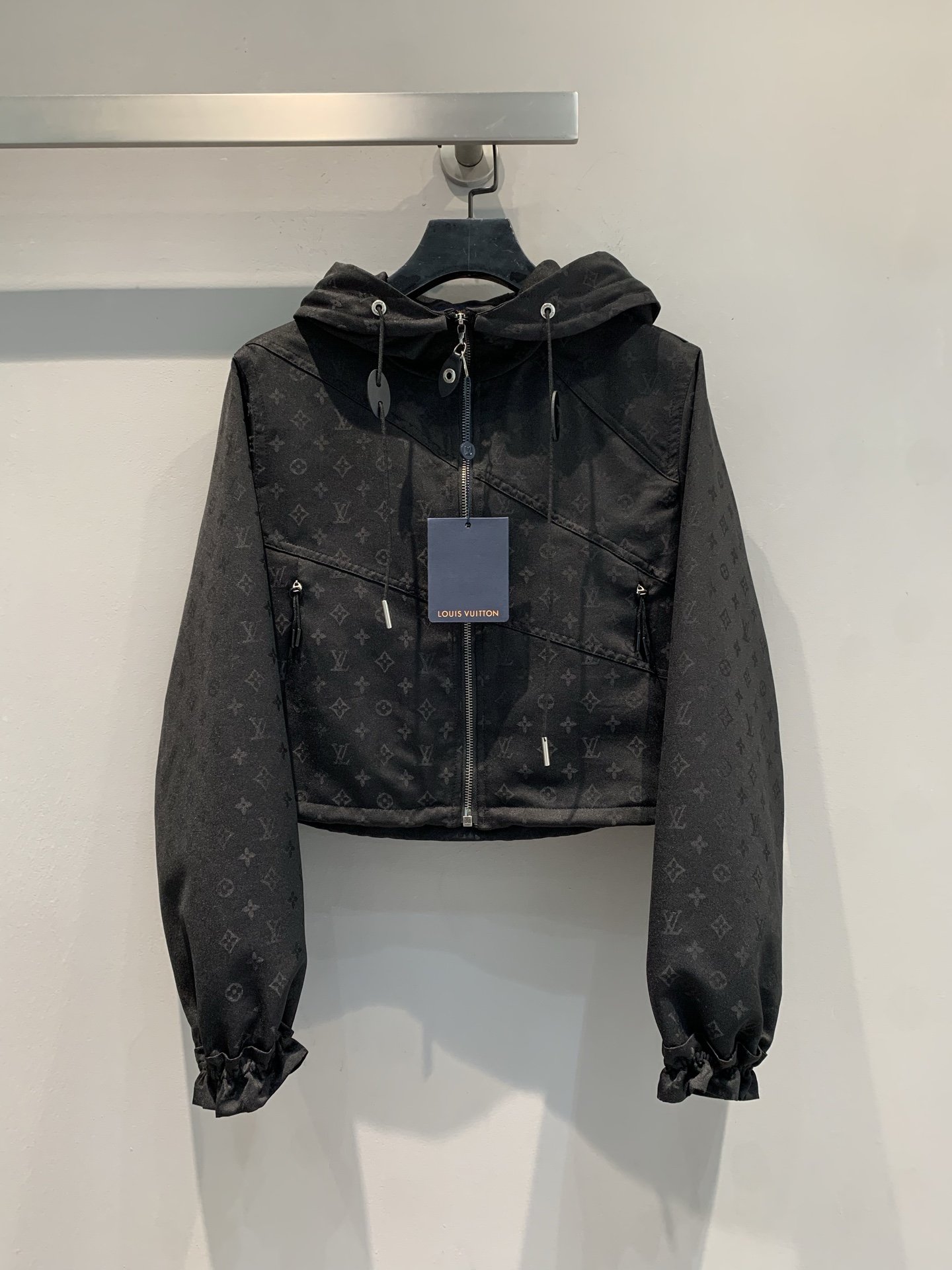 NO:434804,New model is shipped. Original development. Ljia's new 2025 spring and summer new old-fashioned zipper hooded charge jacket. Charge nylon material, breathable and comfortable, full texture. Hooded drawstring jacket jacket style. Large body full of four-leaf clover elements and letter logos. The oblique contour lines create a sense of layering. High-profile highlights taste. The cuffs are elastic and tightened. The leather buckle drawstring and zipper pockets are added. The wind and cold protection effect is first-class. Fully improve the dexterity and practicality of outdoor activities. Any random outfit is brilliant and fashionable. SML,,louis vuitton, jackets & coats, jackets & coats, hats, alexander wang19860909新款出货啦 原版开发 L家2025春夏新款老花拉链连帽冲锋夹克.冲锋尼龙材质 透气舒适 质感十足 连帽抽绳夹克外套版型 大身满印四叶草元素和字母徽标 斜分轮廓线塑造层次感 高调彰显品味 袖口弹力收紧 同时增加皮扣抽绳和拉链口袋 防风御寒效果一流 充分提升户外活动的灵巧性和实用度 随意外搭都出彩时髦.码数SML,,louis vuitton,jackets & coats,jackets & coats,hats,alexander wang,Women's clothing