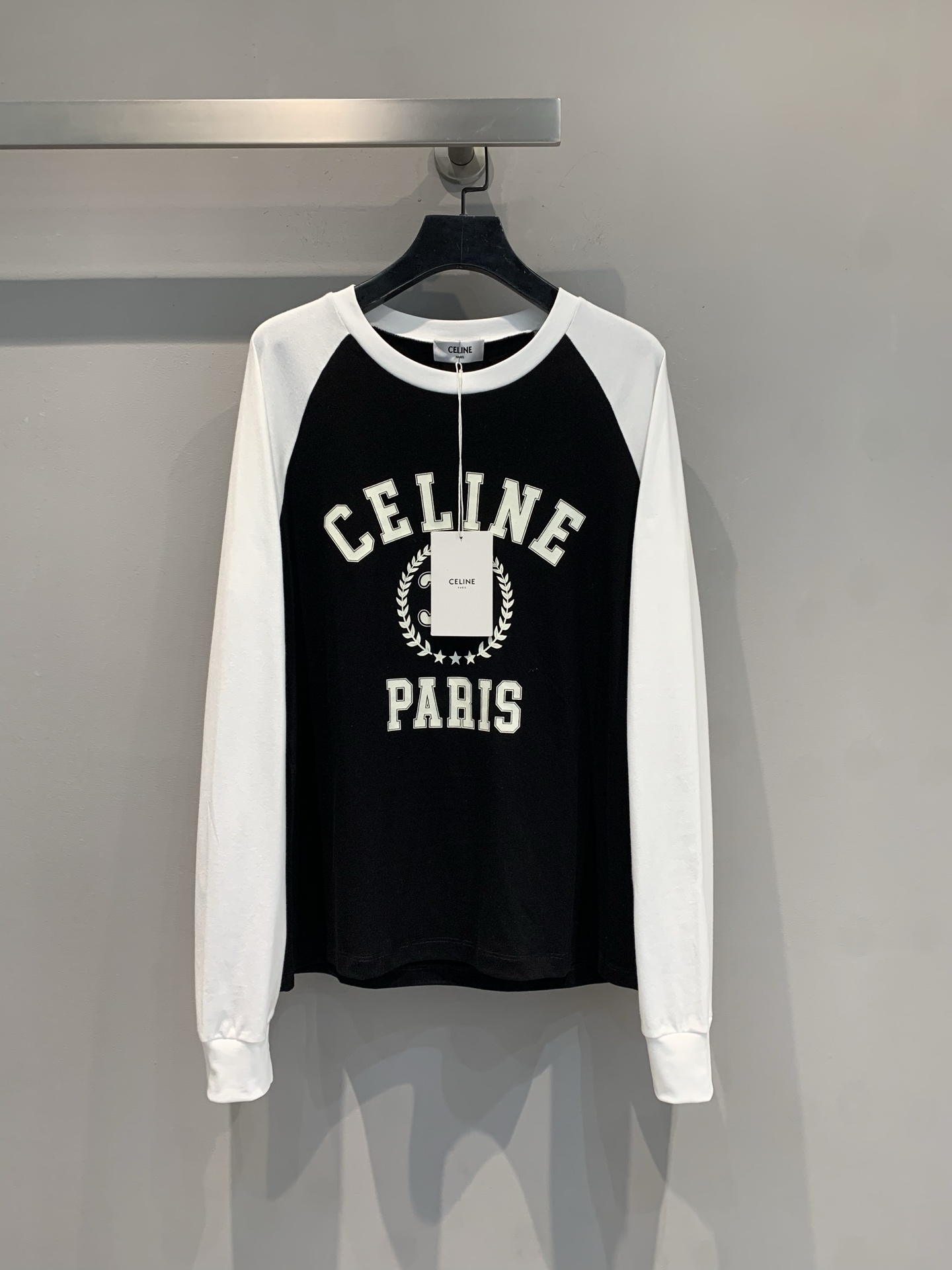 NO:434796,New model is shipped Original development Celin*2025 spring and summer new retro color-blocking letter long-sleeved T-shirt, classic black and white collision, 'CELINE PARIS' letter printing on chest, with French style Ragshou design, fashionable and hidden flesh, daily outing or matching layering, easy to grasp the high-end slack feeling, wear it, interpret your CELIN* style fashion~ SML, celine,tees, t-shirt,alexander wang19860909新款出货啦 原版开发 Celin*2025春夏新款复古拼色字母长袖T恤,经典黑与白碰撞 胸前 “CELINE PARIS” 字母印花,自带法式格调 插肩袖设计,时髦又藏肉,日常出街或搭配叠穿,轻松拿捏高级松弛感,穿它,诠释属于你的CELIN*式时髦～码数SML,,celine,tees，t-shirt,alexander wang,Women's clothing