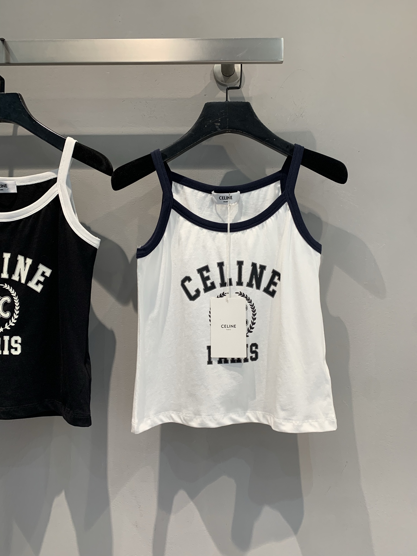 NO:434276,New models are shipped. Original development Celin*2025 summer new contrast-edge Arc de Triomphe suspender vest, original fixed-dye snow cotton fabric, high-quality texture, skin-friendly and comfortable. The iconic Arc de Triomphe letter printing on the chest has a high-end feel, and it is fashionable when worn inside and outside. Narrow shoulder strap design outlines the shoulder and neck lines, short cut reveals the waist and shows proportions, wear high-waisted pants and skirts, easy to grasp the French slack and cool, fashionable essence must be entered~ SML, celine, skirts, alexander wang19860909新款出货啦 原版开发 Celin*2025夏季新款撞色边凯旋门吊带背心,原版定染雪花棉面料,质感高级,亲肤舒适.胸前标志性凯旋门字母印花自带高级感,内搭外穿都时髦 窄肩带设计勾勒肩颈线条,短款剪裁露腰显比例,搭高腰裤、半身裙,轻松拿捏法式松弛酷飒,时髦精必入～码数SML,,celine,skirts,alexander wang,Women's clothing