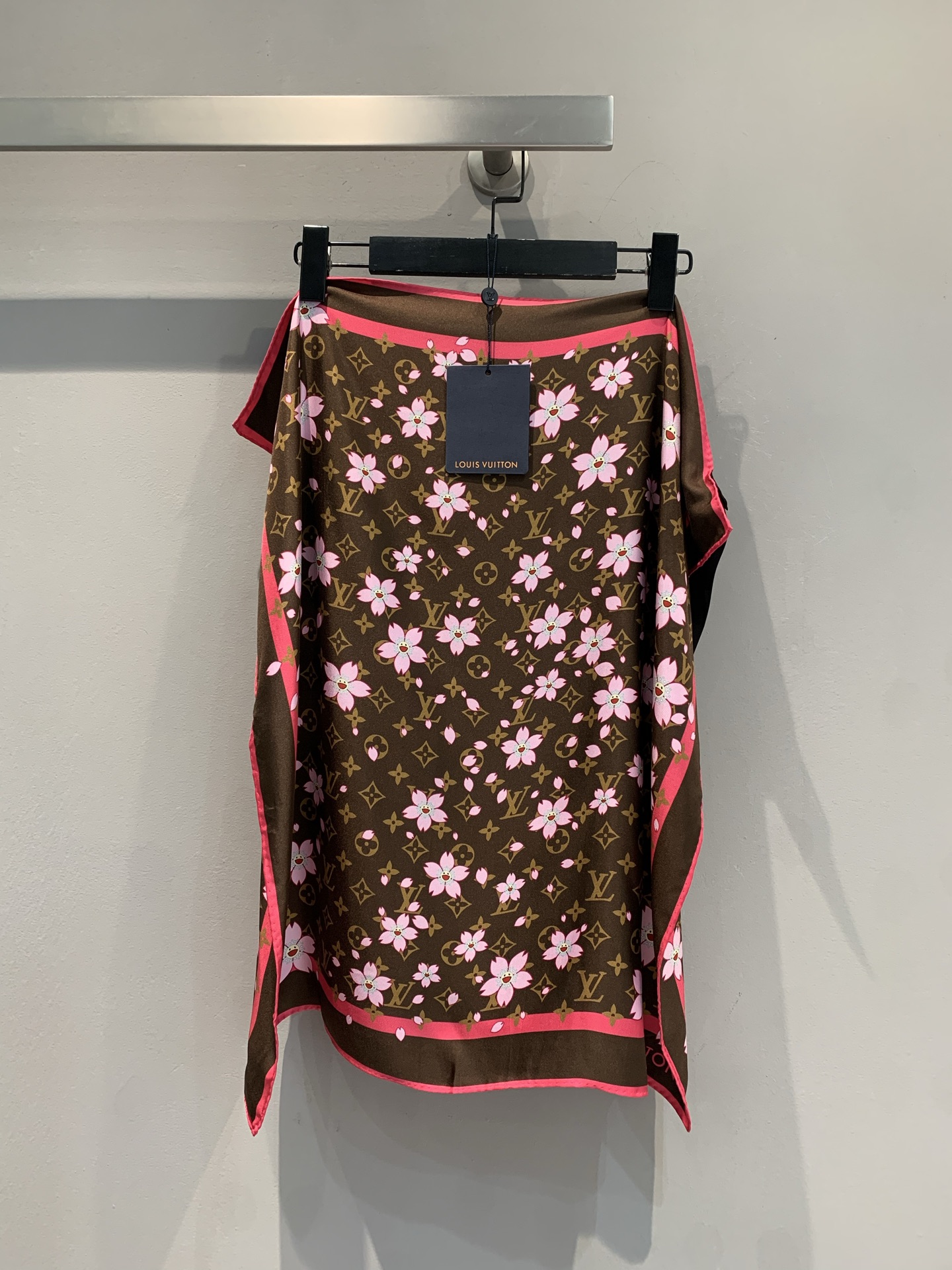 NO:435626,New model is shipped? Original development Miumi*2025 summer retro fashionable silk printed square scarf. New Miumi silk square scarf. Silk fabric comes with a soft light filter, which feels silky and skin-friendly. It is close to the face and neck, which is like being wrapped in clouds, and is comfortable and stylish. The variety of ways to play is a silk scarf, which can tie the neck to embellish the outfit; as a headband, it can easily create a lazy French atmosphere; wrap the handle, and change the bag to a new look; even transform into a mini shawl to deal with the small temperature difference in air-conditioned rooms, and a towel N is super practical!  Classic design retro patterns + brand logo, with its own recognition, the basic style becomes fashionable and exquisite in seconds, and the daily style of going out and travel is superb, and it is easy to become a plus for outfits~ Whether it is to reward yourself or to choose gifts for your best friend or girlfriend, this square scarf can firmly grasp fashion and practicality, so that every match comes with highlights, quickly put this exquisite feeling in your pocket~ the number of numbers is equal, miumiu, real silk, shawls, alexander wang19860909新款出货啦? 原版开发 Miumi*2025夏季复古时髦真丝印花方巾.新款缪缪真丝方巾.真丝面料自带柔光滤镜,触感丝滑又亲肤,贴脸、围颈都像被云朵轻裹,舒适与格调拉满~百变玩法是丝巾,能系颈间点缀穿搭；当发带,轻松打造慵懒法式氛围感；缠包柄,给包包换个新 look ；甚至变身迷你披肩,应对空调房小温差,一巾 N 用超实用！ 经典设计复古花纹+品牌标识,自带辨识度,搭基础款秒变时尚精,日常出街、旅行凹造型都超绝,轻松成为穿搭加分项~不管是犒劳自己,还是给闺蜜、女友挑礼物 这条方巾都能稳稳拿捏时髦与实用,让每一次搭配都自带高光,快把这份精致感收入囊中吧～码数均码,,miumiu,real silk,shawls,alexander wang,Women's clothing