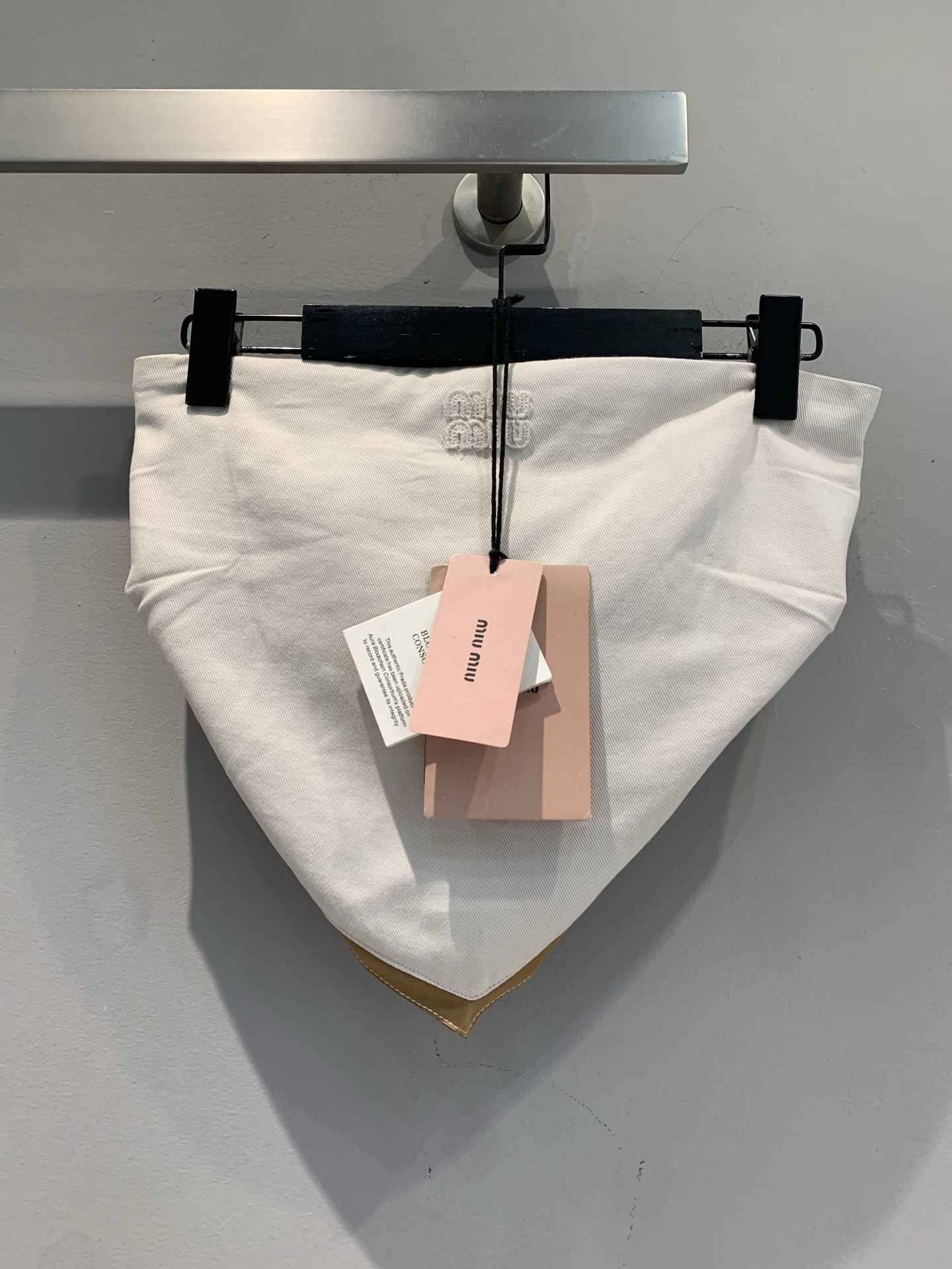 NO:434800,The new model is shipped. Original development. Miumi*2025 spring and summer new hot girl-style letter embroidered leather strapless, the beige main tone is fresh and high-end. The leather design adds exquisite details, with a sweet and spicy atmosphere, outlines the charming shoulder and neckline. Everyday high-waisted pants and skirts, it is easy to grasp the French sexy and girlish playfulness. The atmosphere of a fashionable wardrobe is essential, and it uses it to unlock unique MIU style ~ SML,,miumiu, skirts, alexander wang19860909新款出货啦 原版开发 Miumi*2025春夏新款辣妹风字母刺绣拼皮抹胸,米白主调清新又高级 拼皮设计添精致细节,自带甜辣氛围,勾勒迷人肩颈线 日常搭高腰裤、裙装,轻松拿捏法式性感与少女俏皮感,时髦精衣柜必备的氛围感单品,用它解锁独特 MIU 式风格～码数SML,,miumiu,skirts,alexander wang,Women's clothing