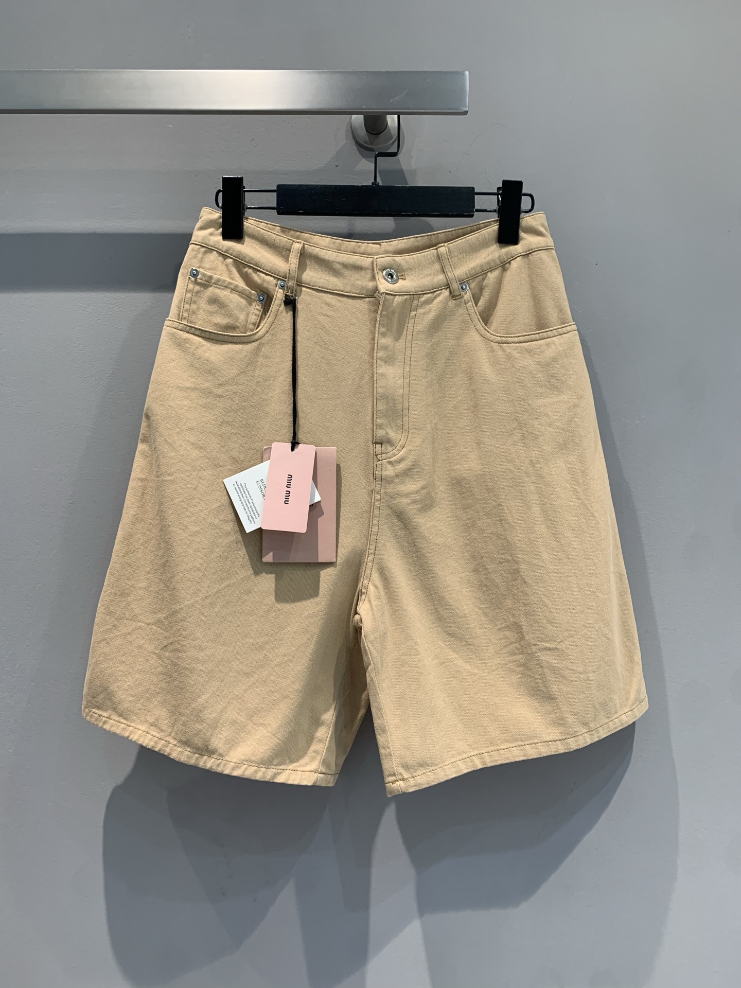 NO:435589,New model is shipped. Original development. Miumi*2025 spring and summer new retro workwear style embroidered logo khaki denim shorts, with a summer slack feeling~ neat tailoring hides the long legs, matches the small details of the pink label, and grasps the sweet and cool feeling with short tops and shirts. One-click unlocks the 'rich daughter' outfit on the street. Don't hesitate about fashionable people, just close your eyes and get the job done. SML, miumiu, shorts, shirts, alexander wang19860909新款出货啦 原版开发 Miumi*2025春夏新款复古工装风刺绣logo卡其牛仔短裤,自带夏日松弛感~利落剪裁藏着显腿长小心机,搭配粉标小细节,把甜酷精致感狠狠拿捏配短上衣、衬衫都超绝,一键解锁「富家千金」出街穿搭,时髦精别犹豫,闭眼入就完事儿码数SML,,miumiu,shorts,shirts,alexander wang,Women's clothing