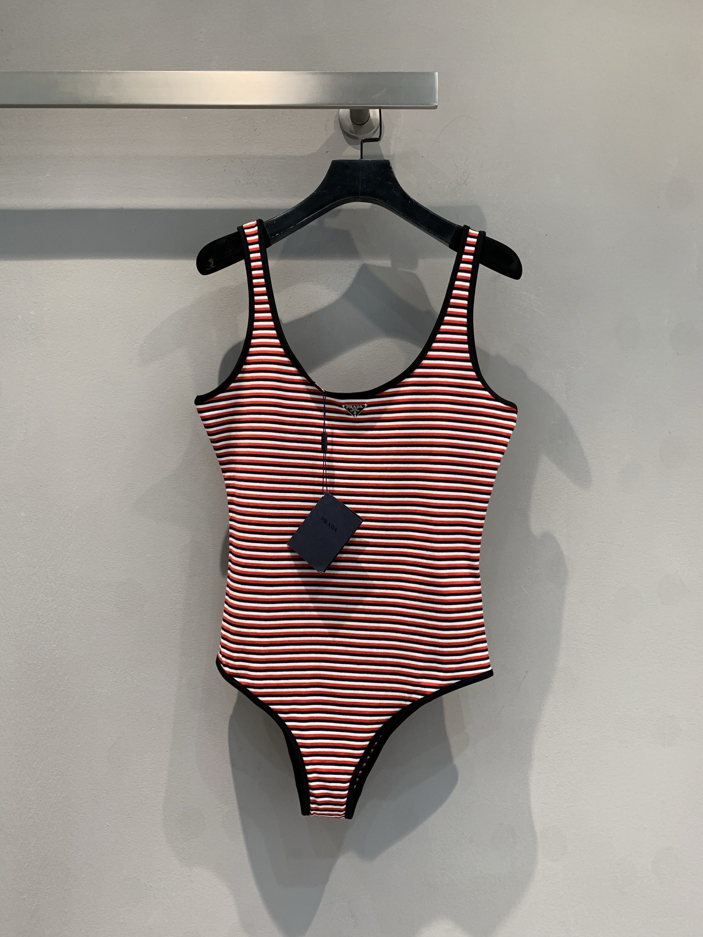 NO:435587,The new model is shipped. Original development. Prad*2025 spring and summer new retro fashionable contrasting striped one-piece swimsuit. The classic collision of red and black tight cut out the graceful curves. It comes with a fashionable filter. At the pool and on the beach, wear the instant zoom point. Whether it is swimming or posing, you can grasp the high-end feeling. Are you sure you don’t accept the fashionable trendsetter’s water battle robe?  SML, prada, swimsuits, alexander wang19860909新款出货啦 原版开发 Prad*2025春夏新款复古时髦撞色条纹连体泳衣,红与黑的经典碰撞紧身剪裁勾勒曼妙曲线,自带时髦滤镜,泳池边、沙滩上,穿上秒变焦点不管是畅游还是摆拍,高级感狠狠拿捏,时尚弄潮儿的水上战袍,你确定不收？码数SML,,prada,swimsuits,alexander wang,Women's clothing