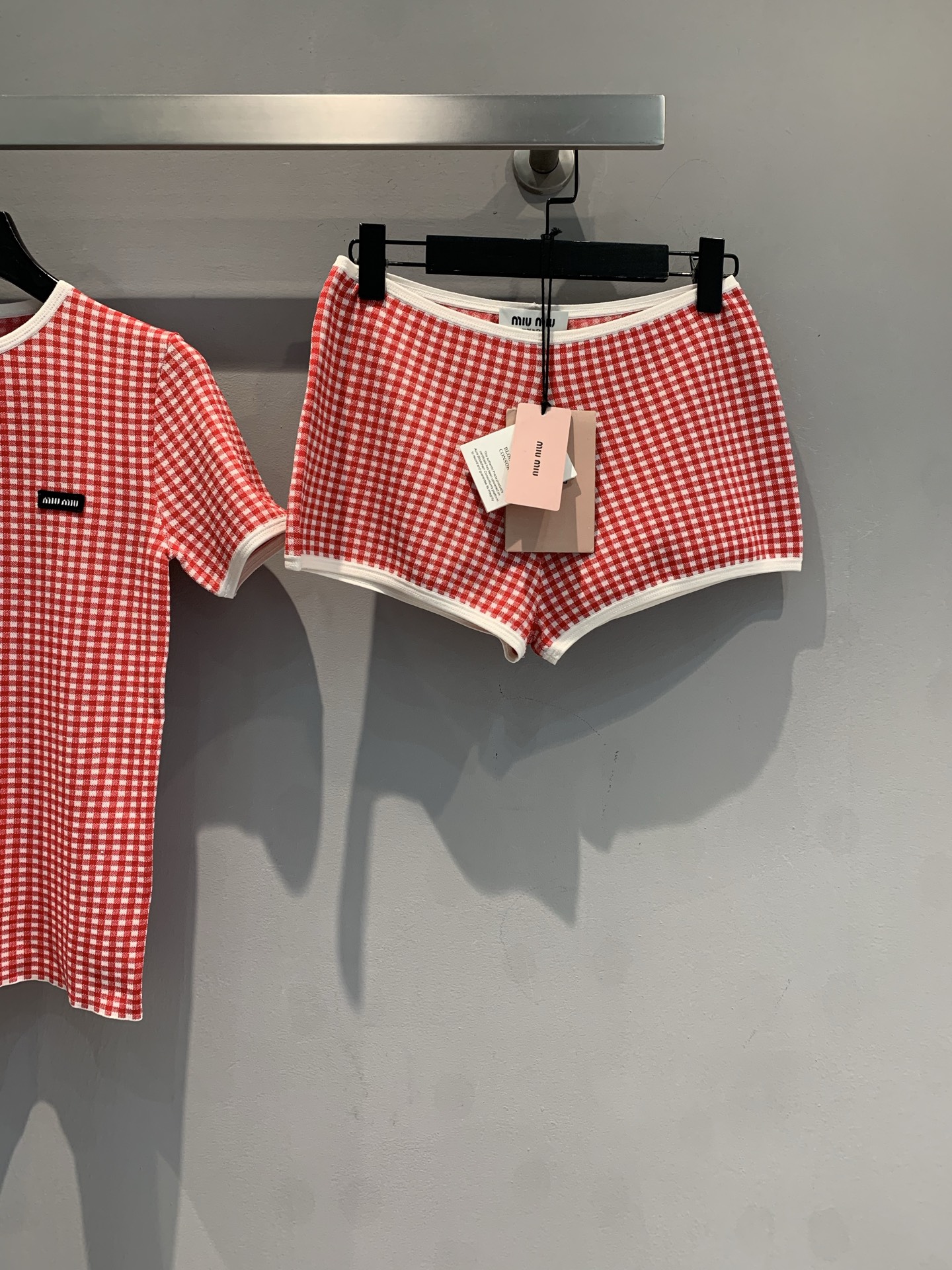 NO:435617,The new model is shipped? Original development Miumi*2025 spring and summer new red and white plaid knitted shorts. The classic plaid has a retro sweet and cool feeling, the white edge outlines playful details, and the fabric is comfortable and fashionable. With the same series of tops, a set of youthful and energetic style, which is super eye-catching when wearing every day when going out on the street and vacation, and easily becomes a dazzling presence among the crowd. Fashionable essence must be included, don't let the cute and relaxed feeling slip away~ SML, miumiu, shorts, alexander wang19860909新款出货啦? 原版开发 Miumi*2025春夏新款红白格纹针织短裤.经典格纹自带复古甜酷感,白边勾勒俏皮细节,面料舒适又时髦.配同系列上衣,一套拿捏青春元气style,日常出街、度假穿都超吸睛,轻松成为人群中亮眼存在,时髦精必入单品,别让可爱松弛感溜走～码数SML,,miumiu,shorts,alexander wang,Women's clothing