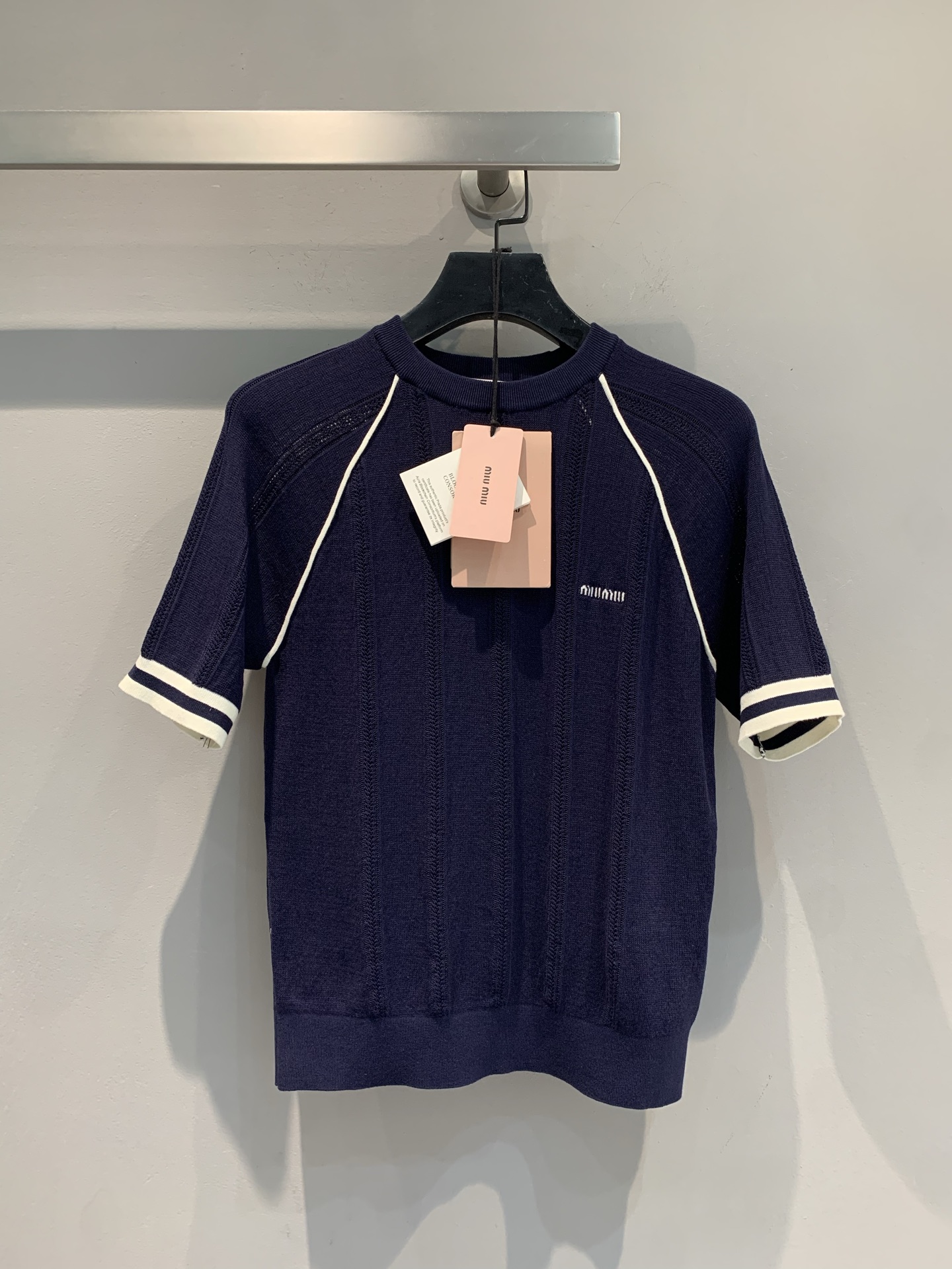 NO:435611,The new model is shipped. Original development. Miumi*2025 early autumn new retro contrasting edges, hidden blue knitted short sleeves, classic contrasting lines outline neatly, simple and refined. The fabric is delicate and skin-friendly, suitable for daily street travel or fashionable commuting. It is easy to grasp the sweet and cool lady style. Wear it with a high-end atmosphere. Whoever wears it will fall in love with it. Turn on the fashion opening mode, don’t miss this fashionable item that belongs to you~ SML, miumiu, T-shirt, alexander wang19860909新款出货啦 原版开发 Miumi*2025早秋新款复古撞色边藏青针织短袖,经典撞色线条勾勒利落轮廓,简约又不失精致感.面料细腻亲肤,日常出街或时髦通勤都适配,轻松拿捏甜酷大小姐风格,穿上自带高级氛围,谁穿谁爱上 入手开启时尚开挂模式,别错过这份独属于你的时髦单品~码数SML,,miumiu,T-shirt,alexander wang,Women's clothing