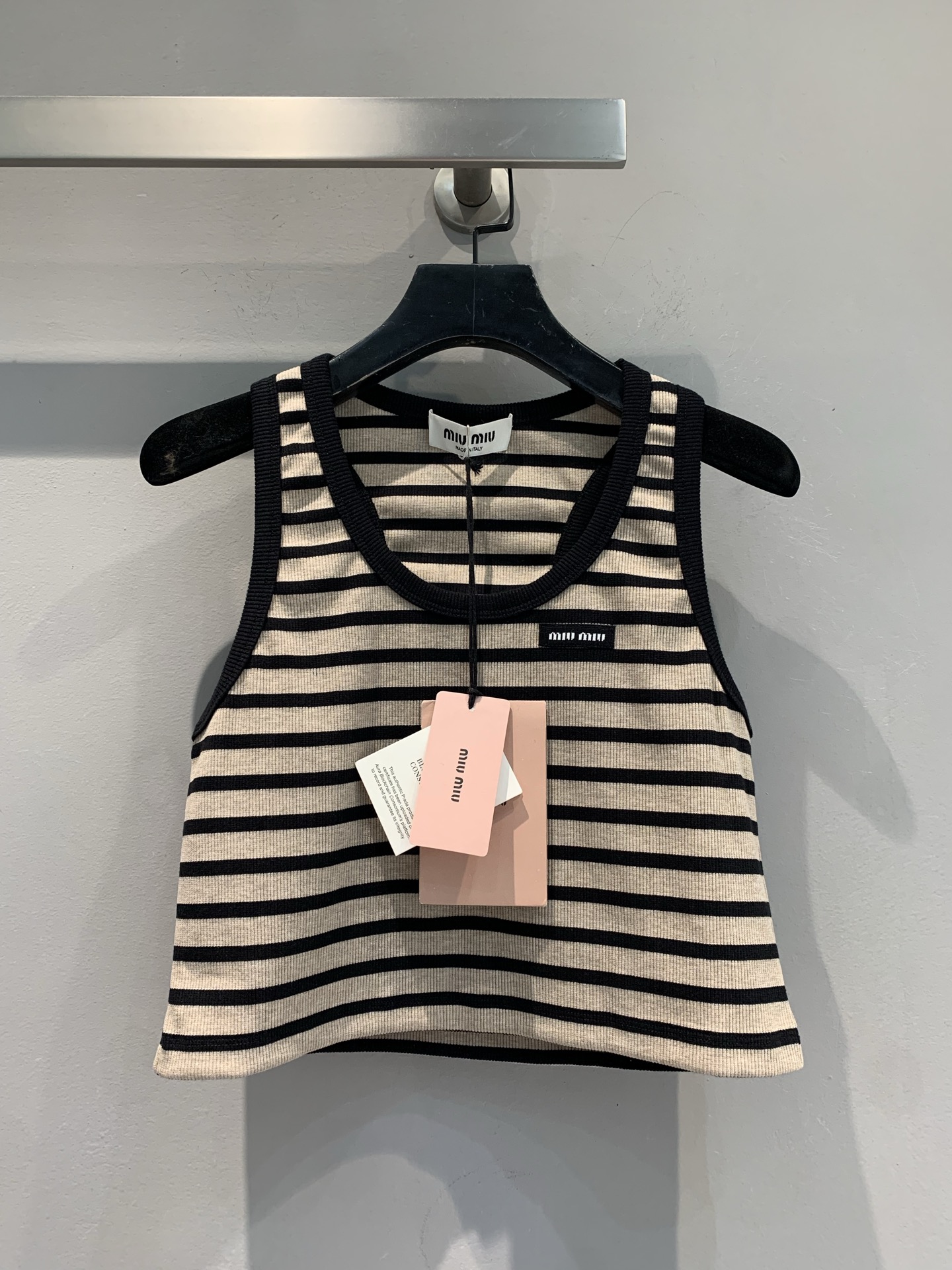 NO:435603,The new model is shipped. Original development Miumi*2025 spring and summer new black label contrasting striped U-neck vest. Classic black and brown stripes come with retro filters. Short cuts accurately grasp the proportion of hot girls. The U-neck is fashionable and hiding tricks~ Paired with high-waisted pants/skirts, it can easily wear 'sweet and cool lady' feel. It is suitable for daily streets and party bombs. Wear it on a fashionable mower, fashionable and fast lock. Don't let the wardrobe lose this eye-catching single item with highlights. SML, miumiu, skirts, alexander wang19860909新款出货啦 原版开发Miumi*2025春夏新款黑标撞色条纹U领背心.经典黑棕条纹自带复古滤镜,短款剪裁精准拿捏辣妹比例,U型领口时髦又藏小心机～ 搭配高腰裤/裙,轻松穿出「甜酷大小姐」既视感,日常出街、聚会炸场都适配,穿上就是行走的时尚种草机,时髦精速锁  别让衣柜少了这份自带高光的吸睛单品码数SML,,miumiu,skirts,alexander wang,Women's clothing